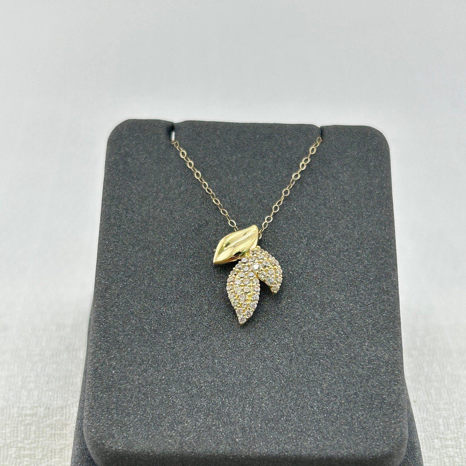 IMG_2716 تعليقة ذهب عيار 18 ورقتي شجر مرصعة بالأحجار من جولدانا