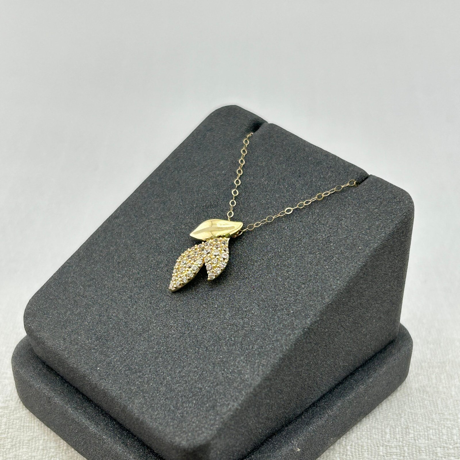 تعليقة ذهب عيار 18 ورقتي شجر مرصعة بالأحجار من جولدانا