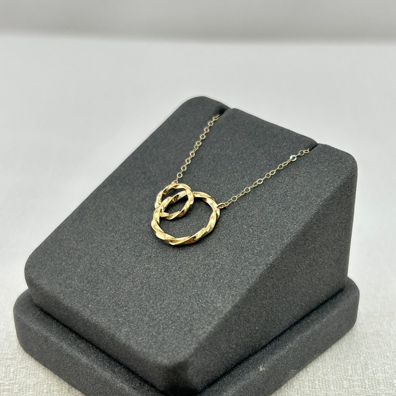 تعليقة ذهب عيار 18 بدوائر متشابكة بنقش مطرّز عصري من جولدانا