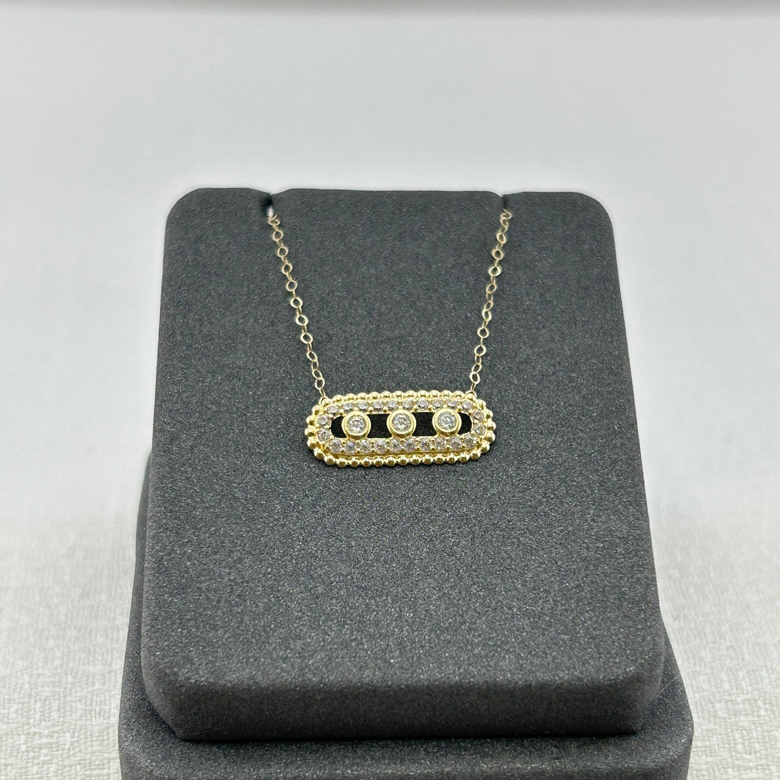 IMG_2722 تعليقة ذهب عيار 18 بتصميم ميسيكا مرصعة بأحجار سوداء من جولدانا