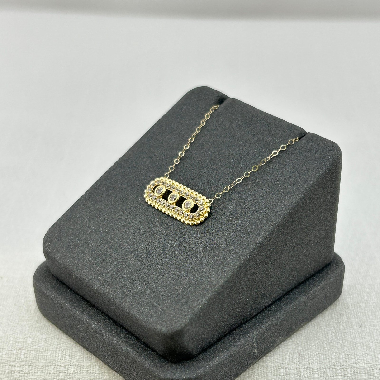 تعليقة ذهب عيار 18 بتصميم ميسيكا مرصعة بأحجار سوداء من جولدانا