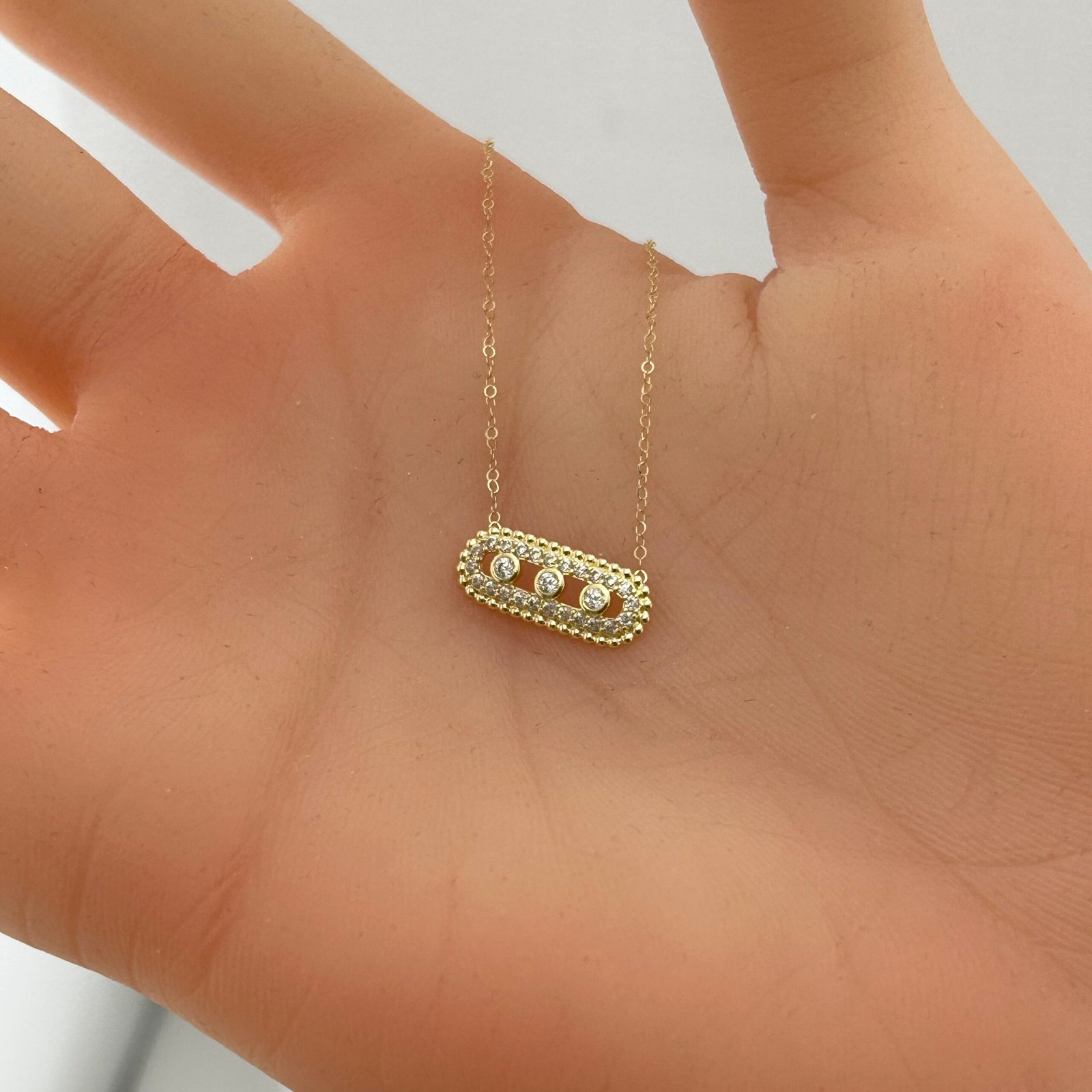 IMG_2724 تعليقة ذهب عيار 18 بتصميم ميسيكا مرصعة بأحجار سوداء من جولدانا