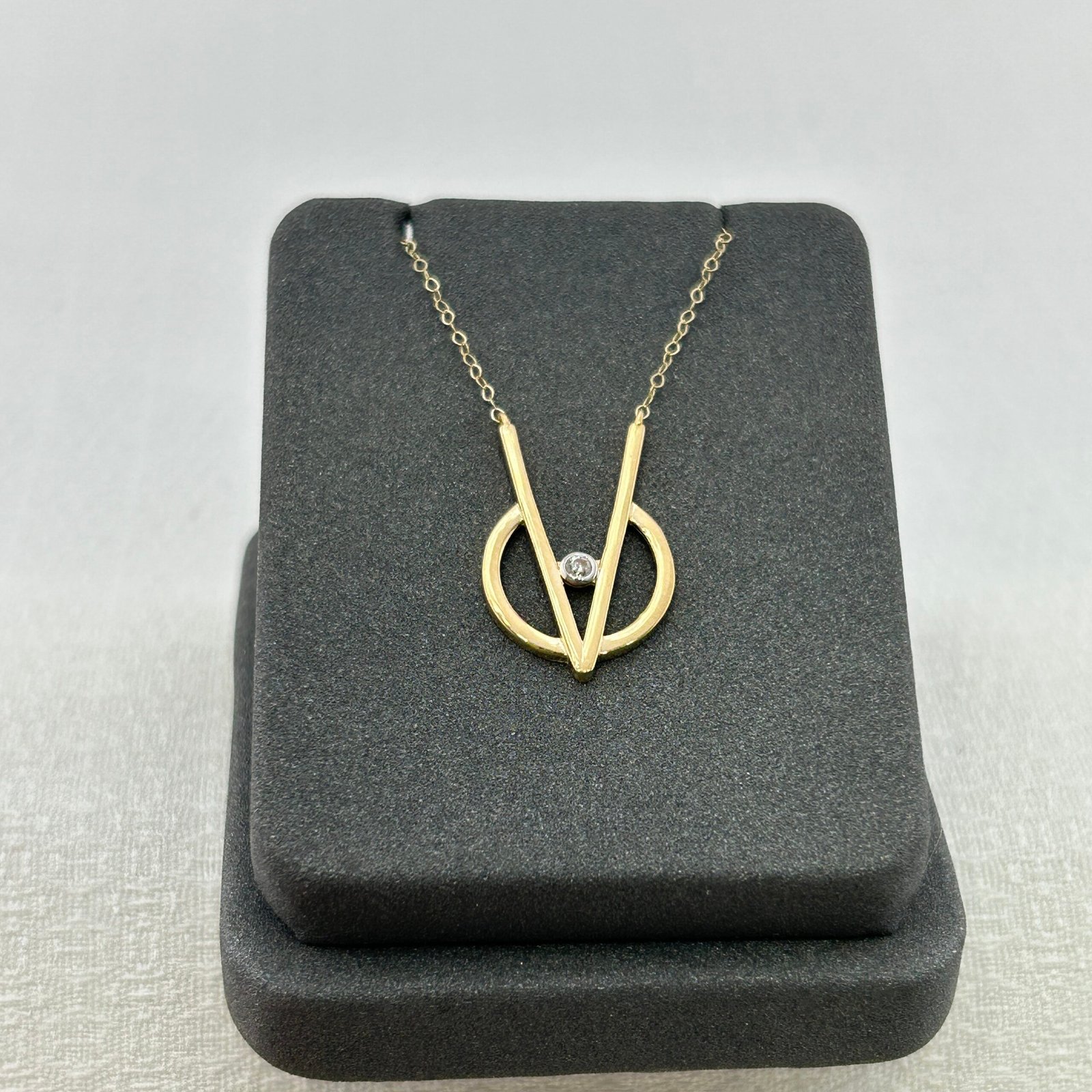 تعليقة ذهب عيار 18 بدائرة هندسية وحجر لامع مركزي من جولدانا