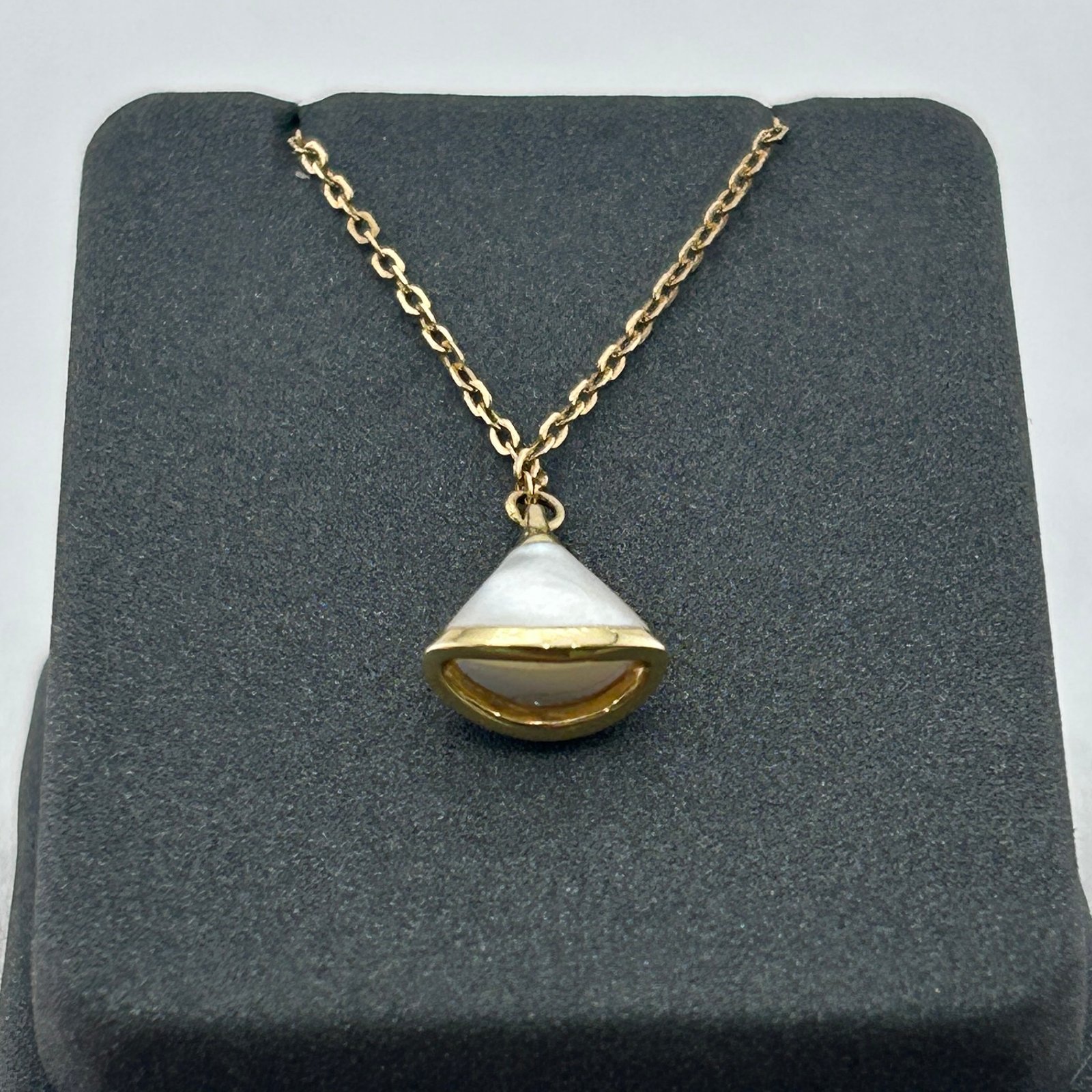 تعليقة ذهب عيار 18 بقطرة ناعمة من عرق اللؤلؤ من جولدانا