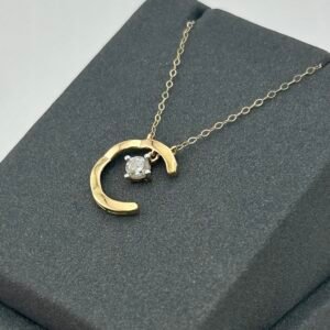 تعليقة ذهب عيار 18 بتصميم هلال مرصّع بحجر لامع من جولدانا