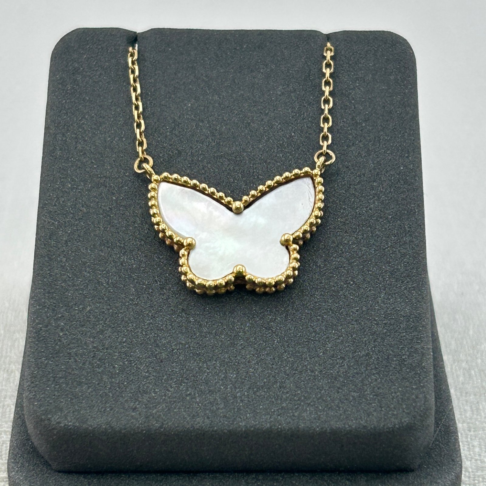 تعليقة ذهب عيار 18 بفراشة من عرق اللؤلؤ داخل إطار ذهبي من جولدانا