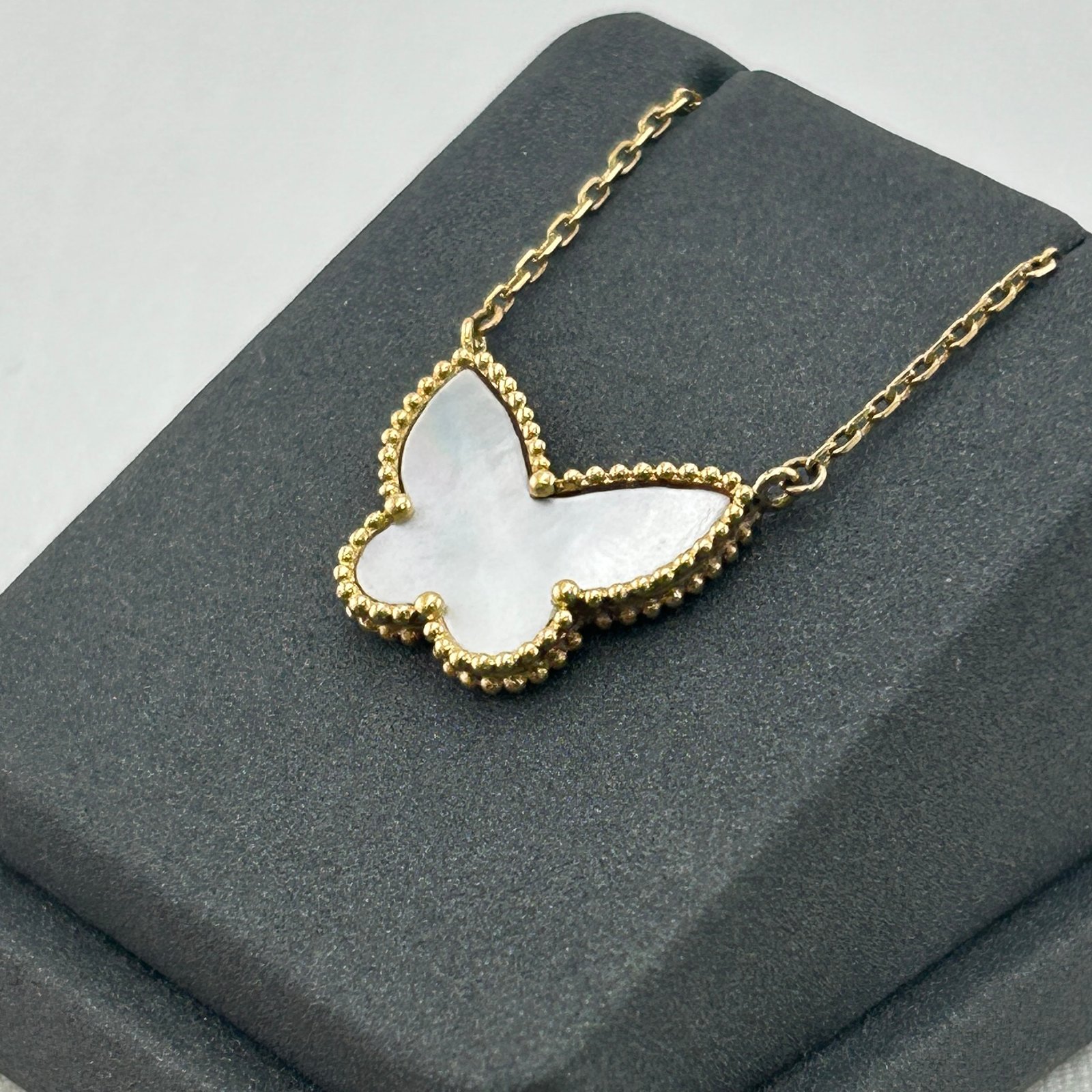 IMG_2744 تعليقة ذهب عيار 18 بفراشة من عرق اللؤلؤ داخل إطار ذهبي من جولدانا