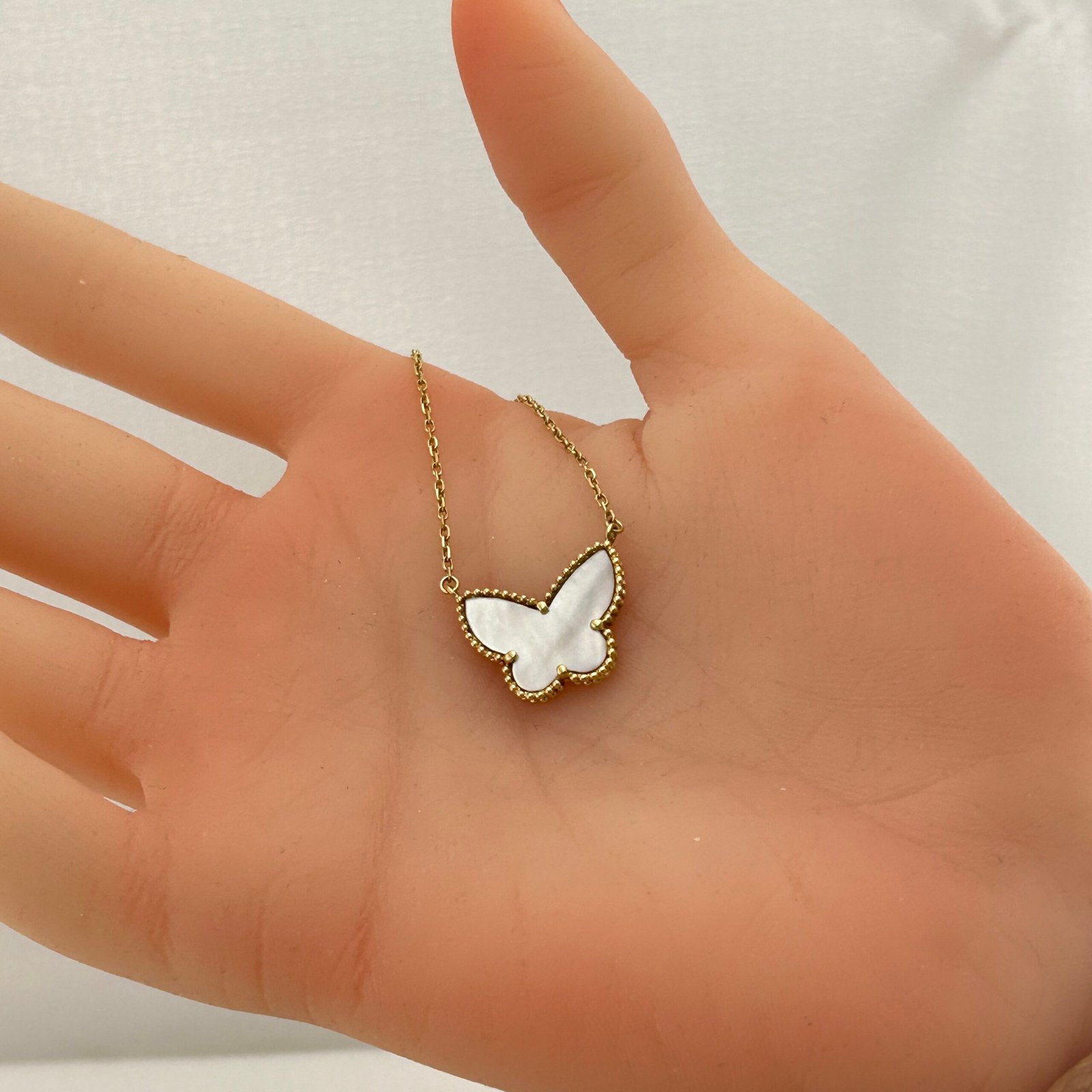 IMG_2745 تعليقة ذهب عيار 18 بفراشة من عرق اللؤلؤ داخل إطار ذهبي من جولدانا