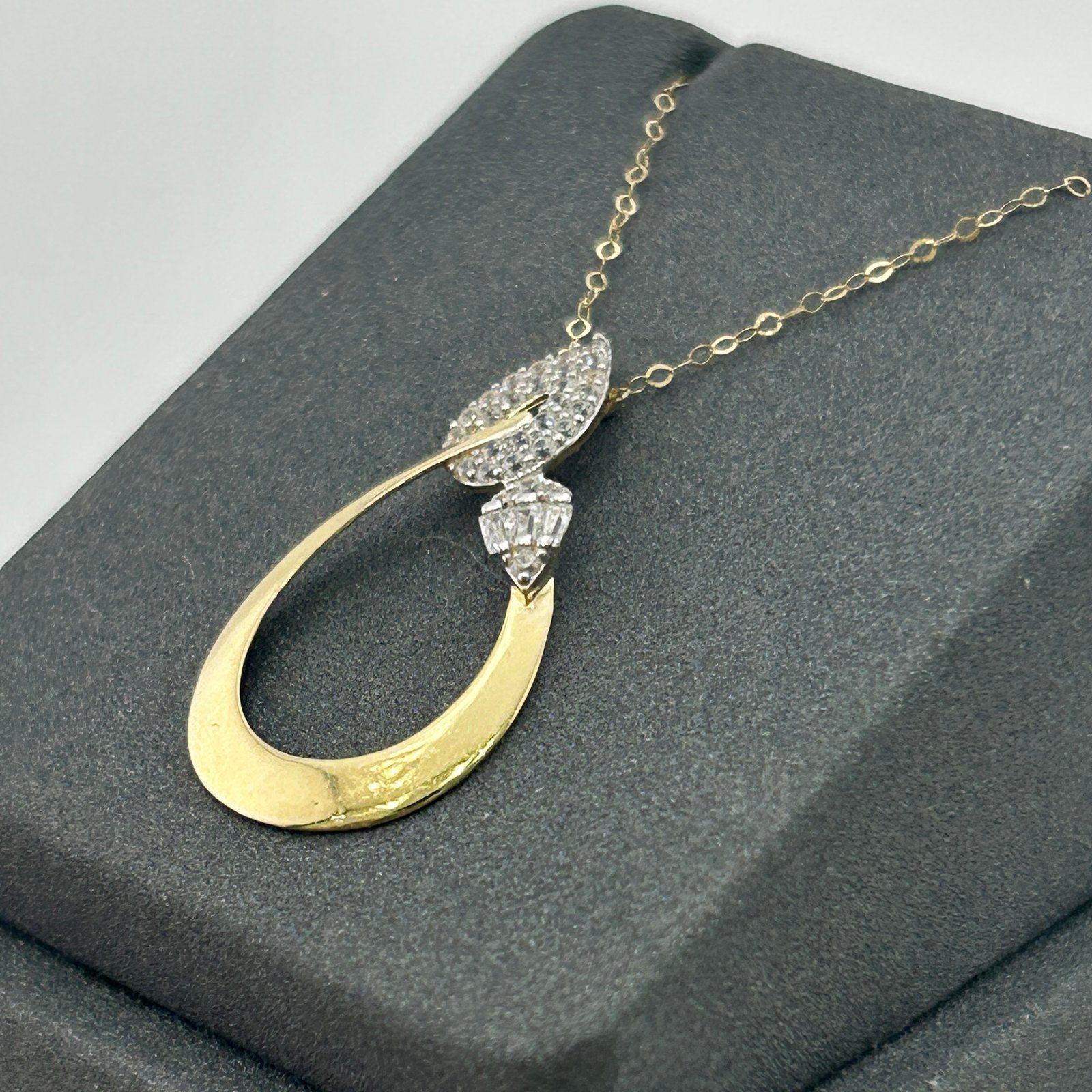 IMG_2748 تعليقة ذهب عيار 18 بتصميم بيضاوي متدلٍ مرصع بفصوص براقة من جولدانا