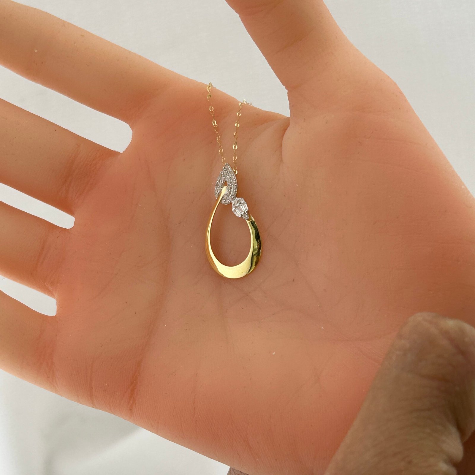 IMG_2751 تعليقة ذهب عيار 18 بتصميم بيضاوي متدلٍ مرصع بفصوص براقة من جولدانا