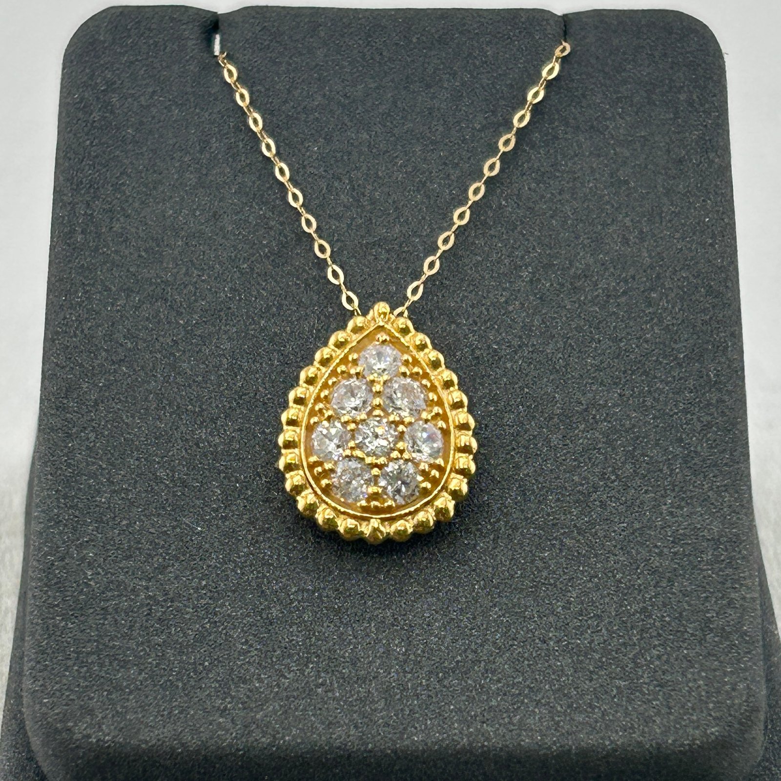 تعليقة ذهب عيار 18 بشكل قطرة مزخرفة مرصعة بفصوص لامعة من جولدانا