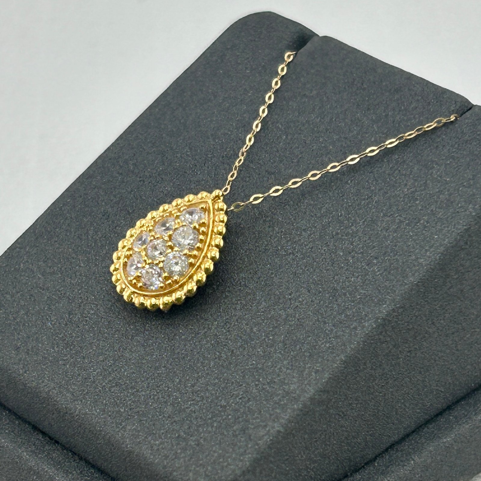 IMG_2754 تعليقة ذهب عيار 18 بشكل قطرة مزخرفة مرصعة بفصوص لامعة من جولدانا