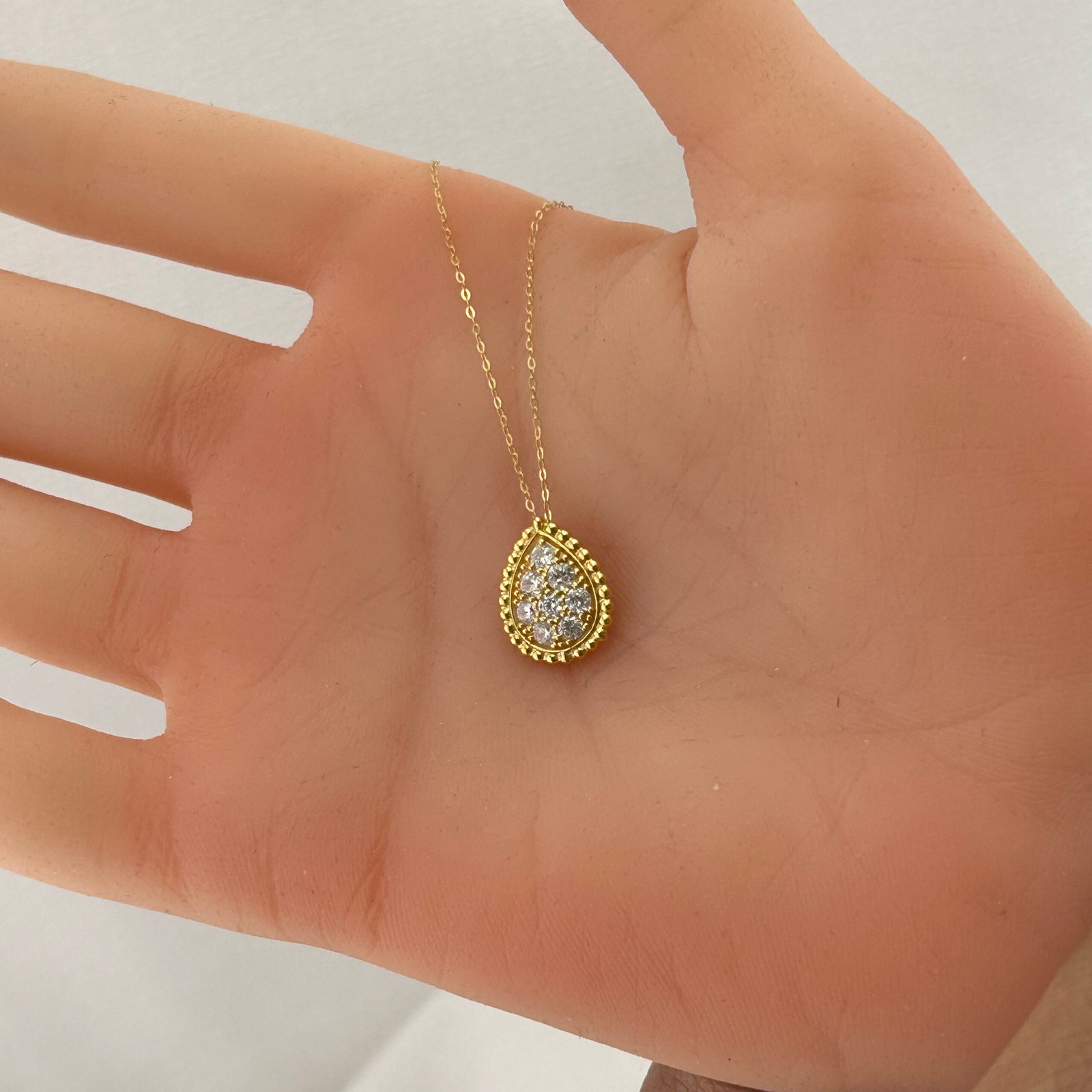 IMG_2757 تعليقة ذهب عيار 18 بشكل قطرة مزخرفة مرصعة بفصوص لامعة من جولدانا