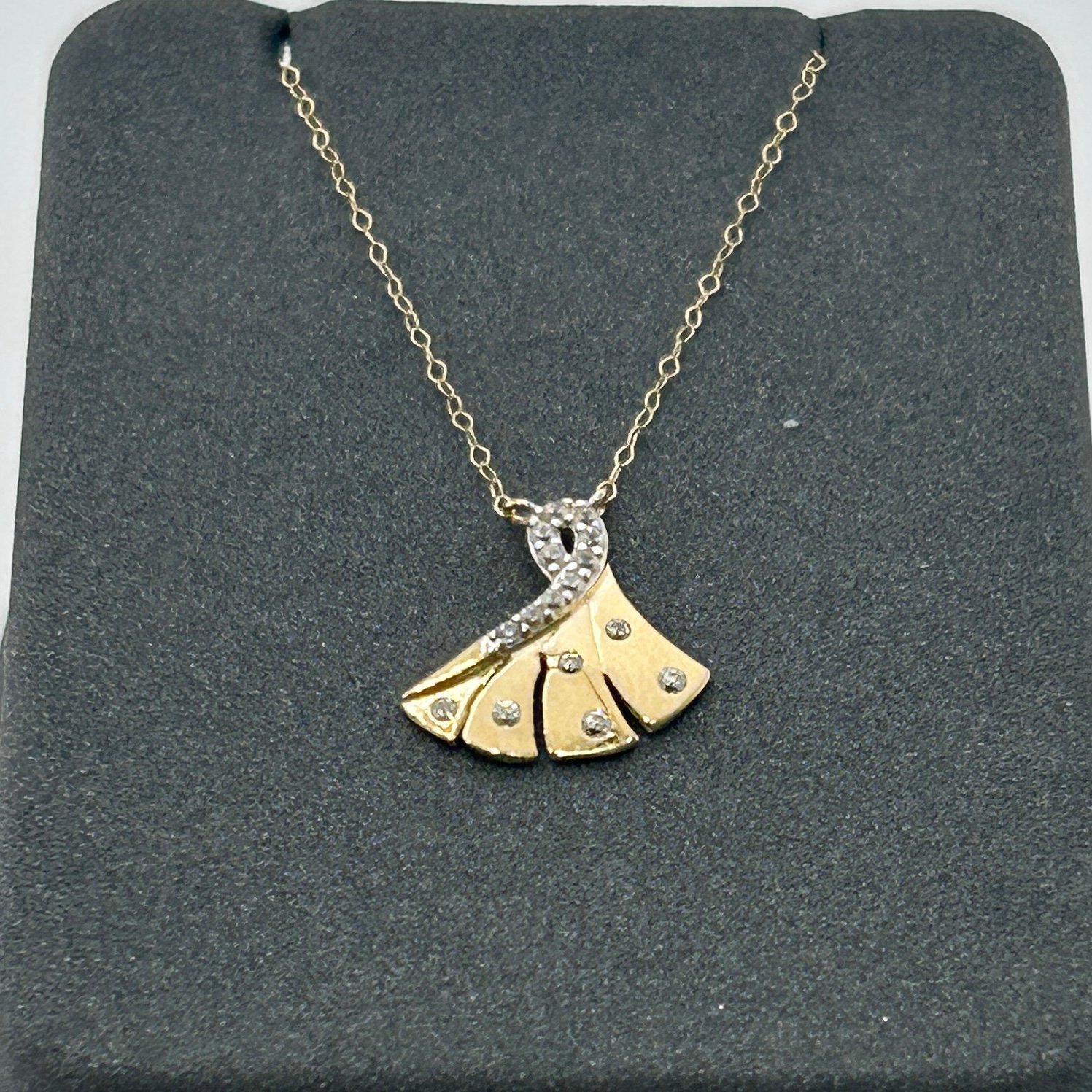 تعليقة ذهب عيار 18 بتصميم مروحة مرصعة بفصوص لامعة من جولدانا