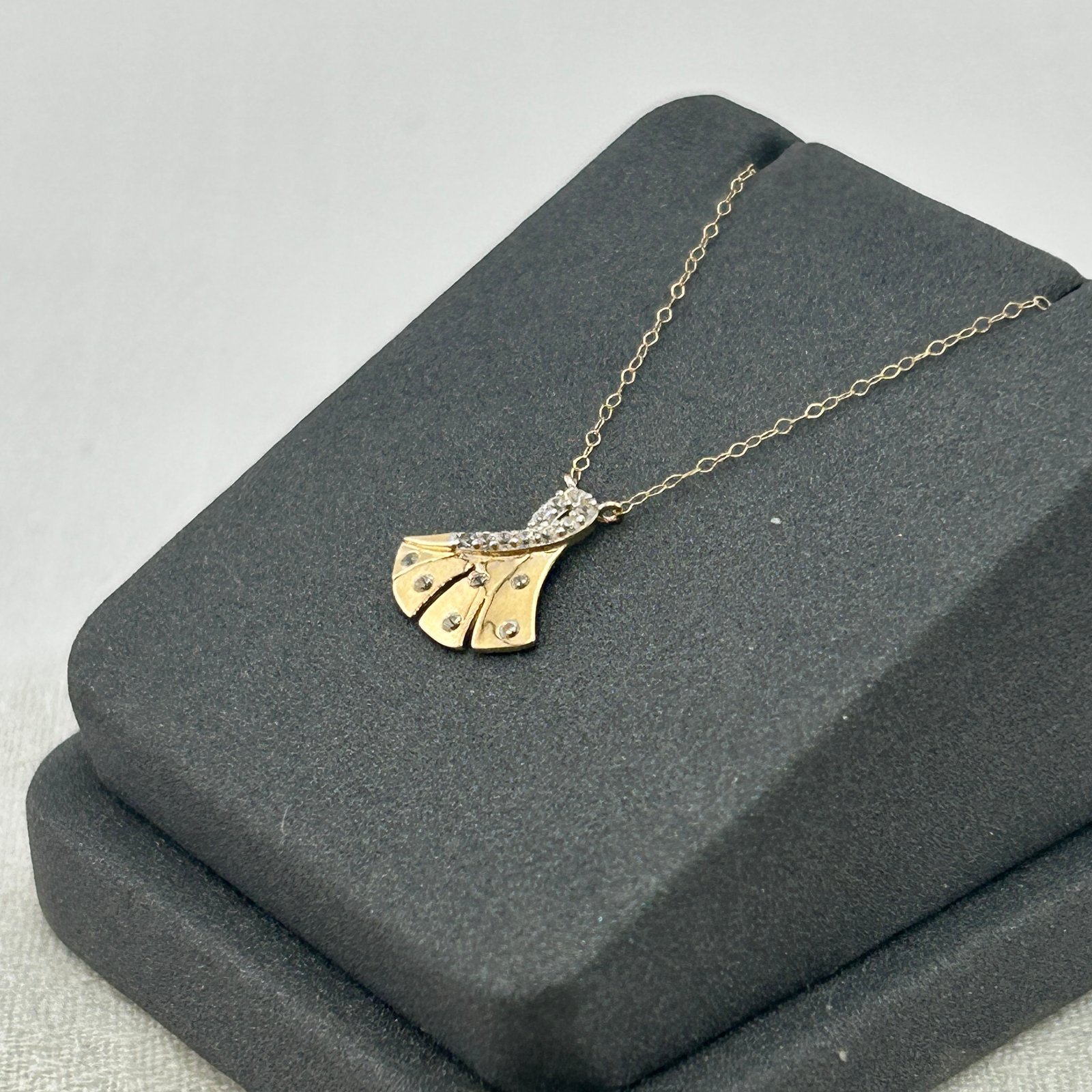 IMG_2760 تعليقة ذهب عيار 18 بتصميم مروحة مرصعة بفصوص لامعة من جولدانا