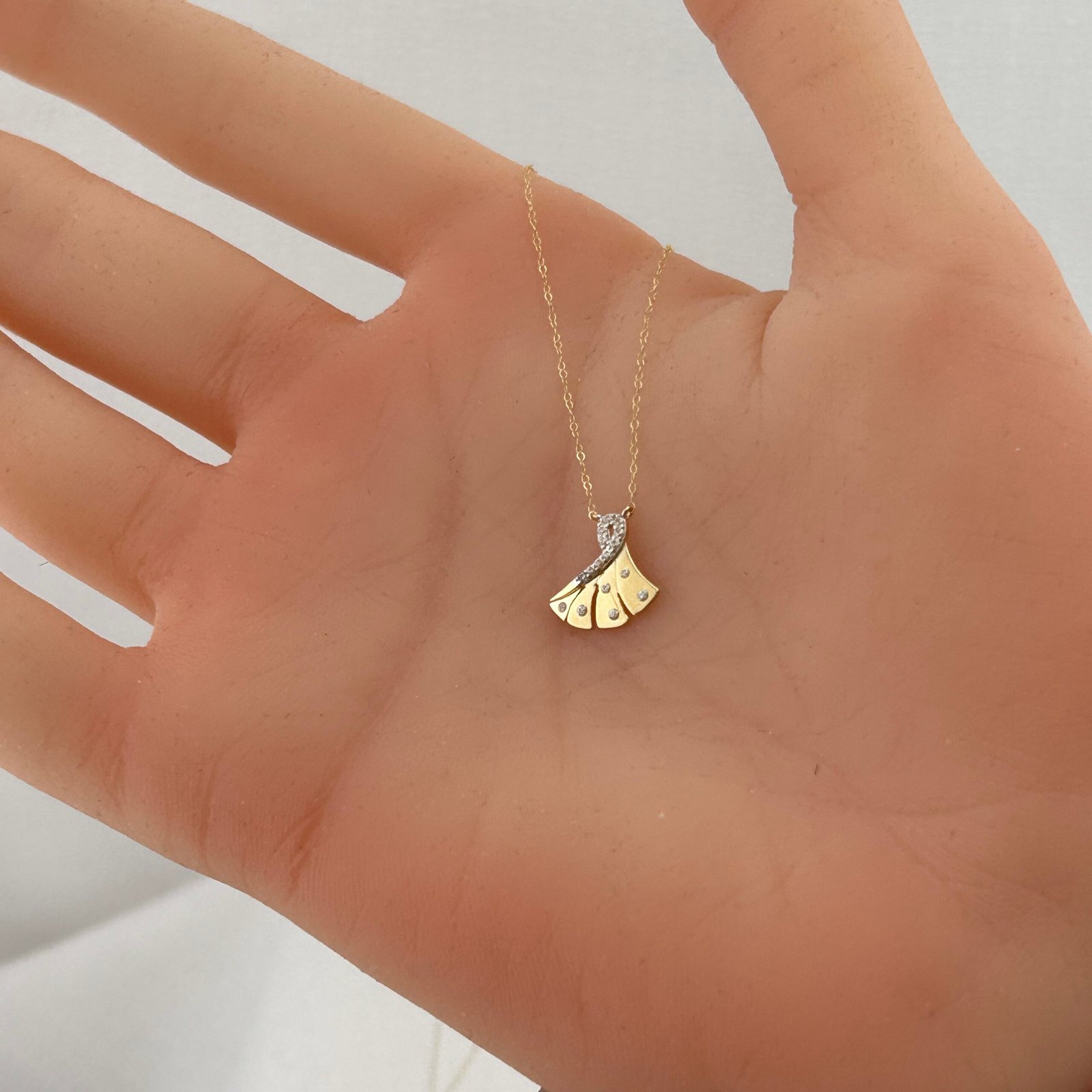 IMG_2761 تعليقة ذهب عيار 18 بتصميم مروحة مرصعة بفصوص لامعة من جولدانا