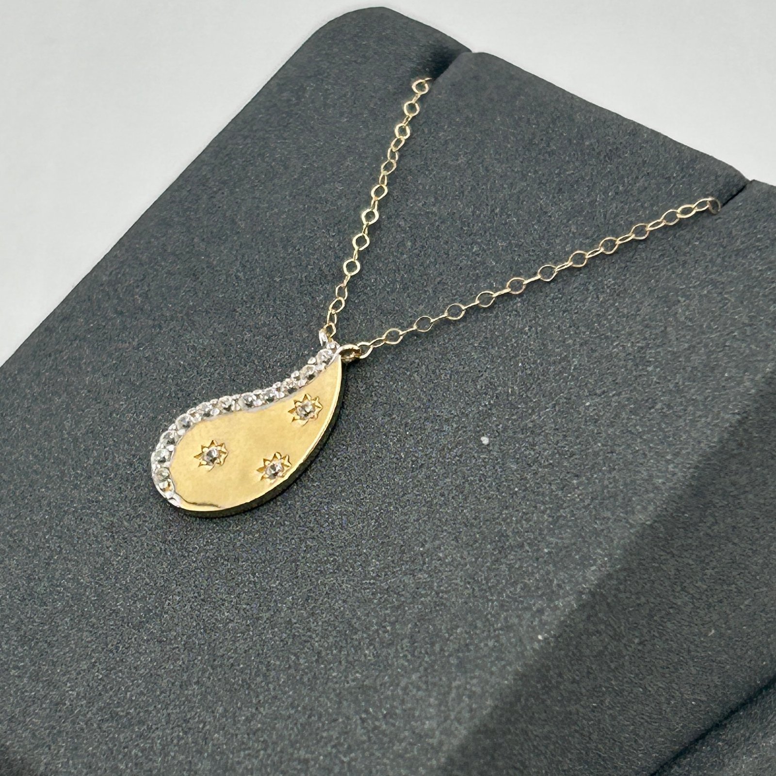 IMG_2764 تعليقة ذهب عيار 18 بشكل قطرة مزينة بنجوم لامعة من جولدانا