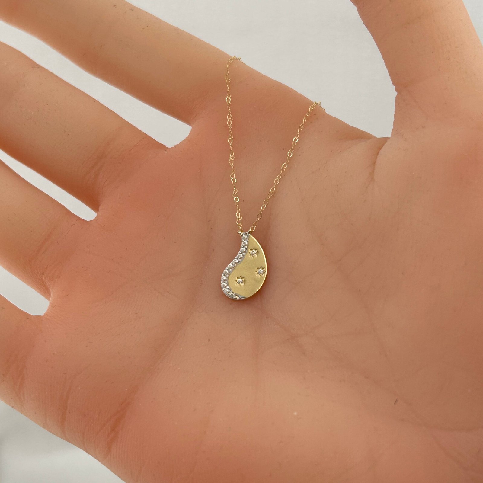 IMG_2765 تعليقة ذهب عيار 18 بشكل قطرة مزينة بنجوم لامعة من جولدانا