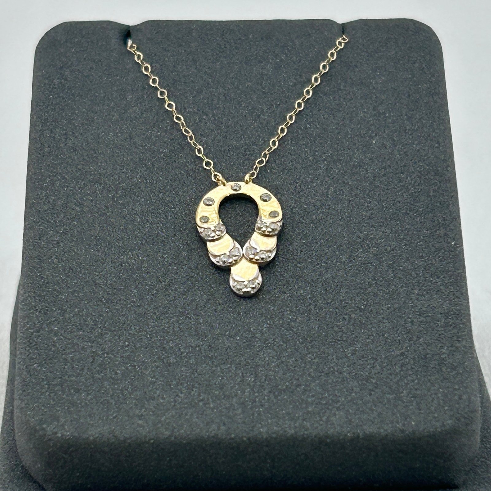 تعليقة ذهب عيار 18 بحلقة مزخرفة مزينة بفصوص براقة من جولدانا