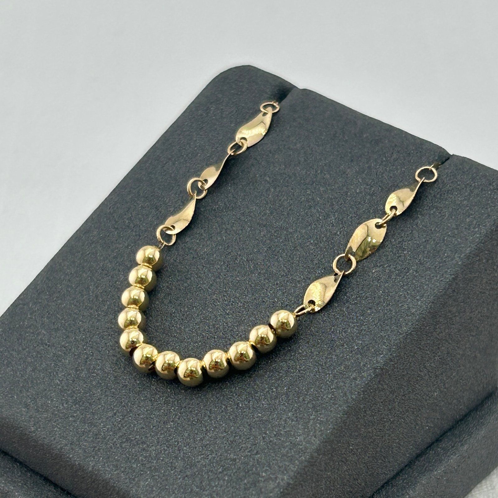 IMG_2772 تعليقة ذهب عيار 18 بكرات ذهبية وحلقات زخرفية تصميم إيطالي من جولدانا