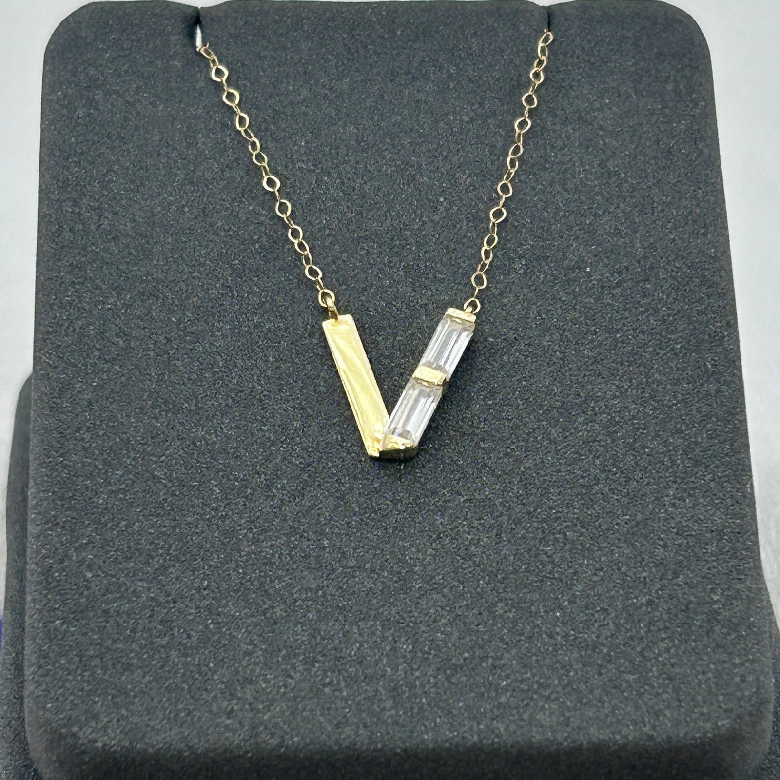 تعليقة ذهب عيار 18 بتصميم هندسي عصري جريء من جولدانا