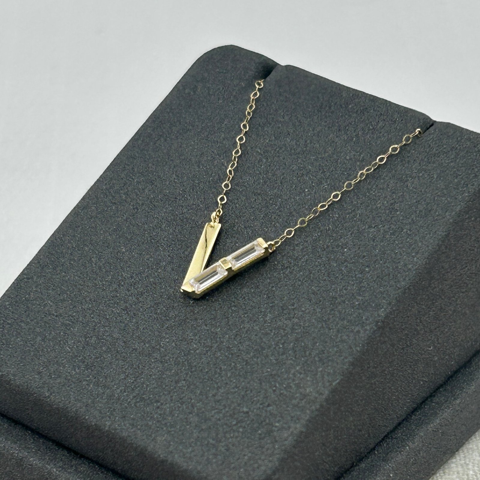 IMG_2776 تعليقة ذهب عيار 18 بتصميم هندسي عصري جريء من جولدانا