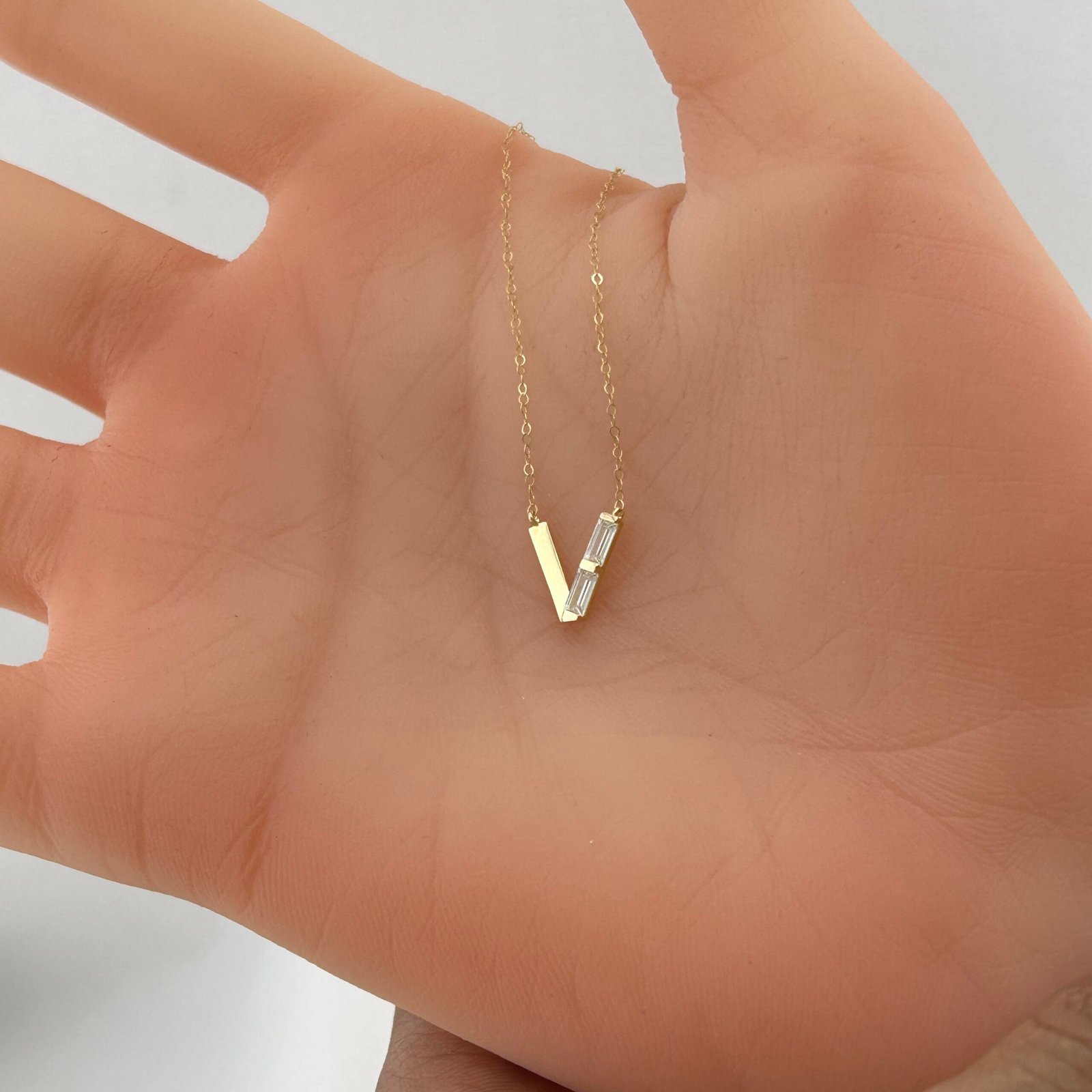 IMG_2777 تعليقة ذهب عيار 18 بتصميم هندسي عصري جريء من جولدانا