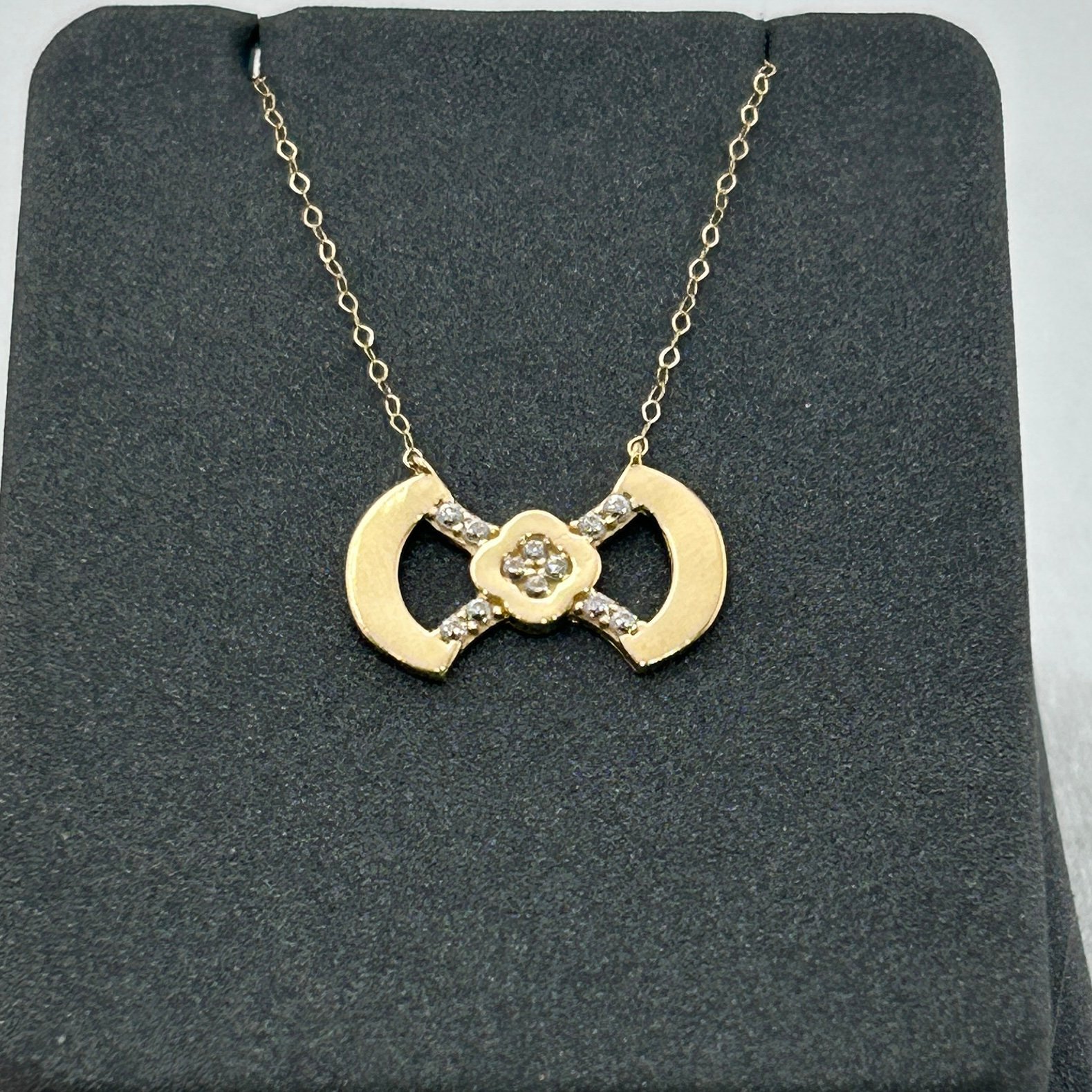 تعليقة ذهب عيار 18 بتصميم متقاطع مرصع وفص زهري من جولدانا