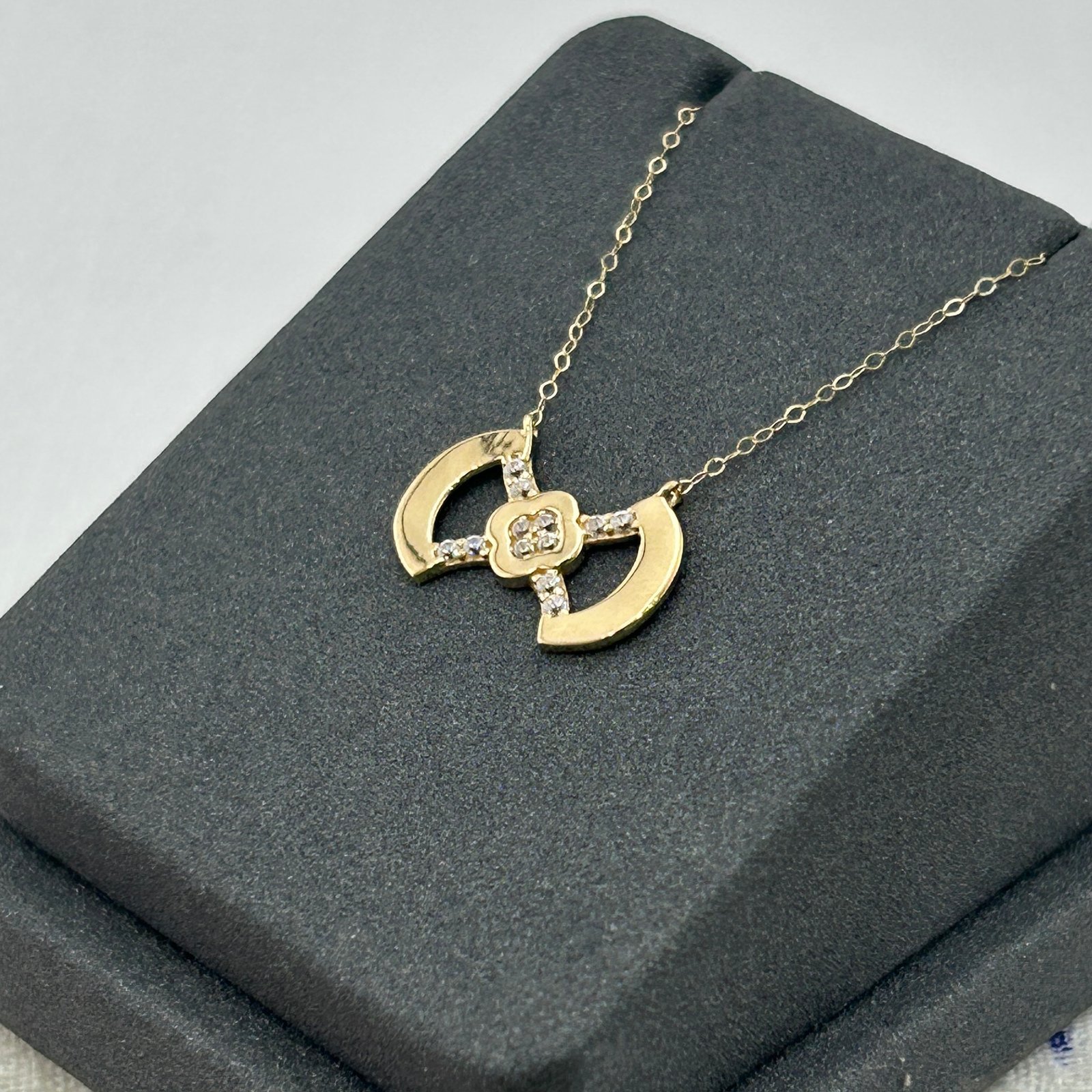 IMG_2780 تعليقة ذهب عيار 18 بتصميم متقاطع مرصع وفص زهري من جولدانا