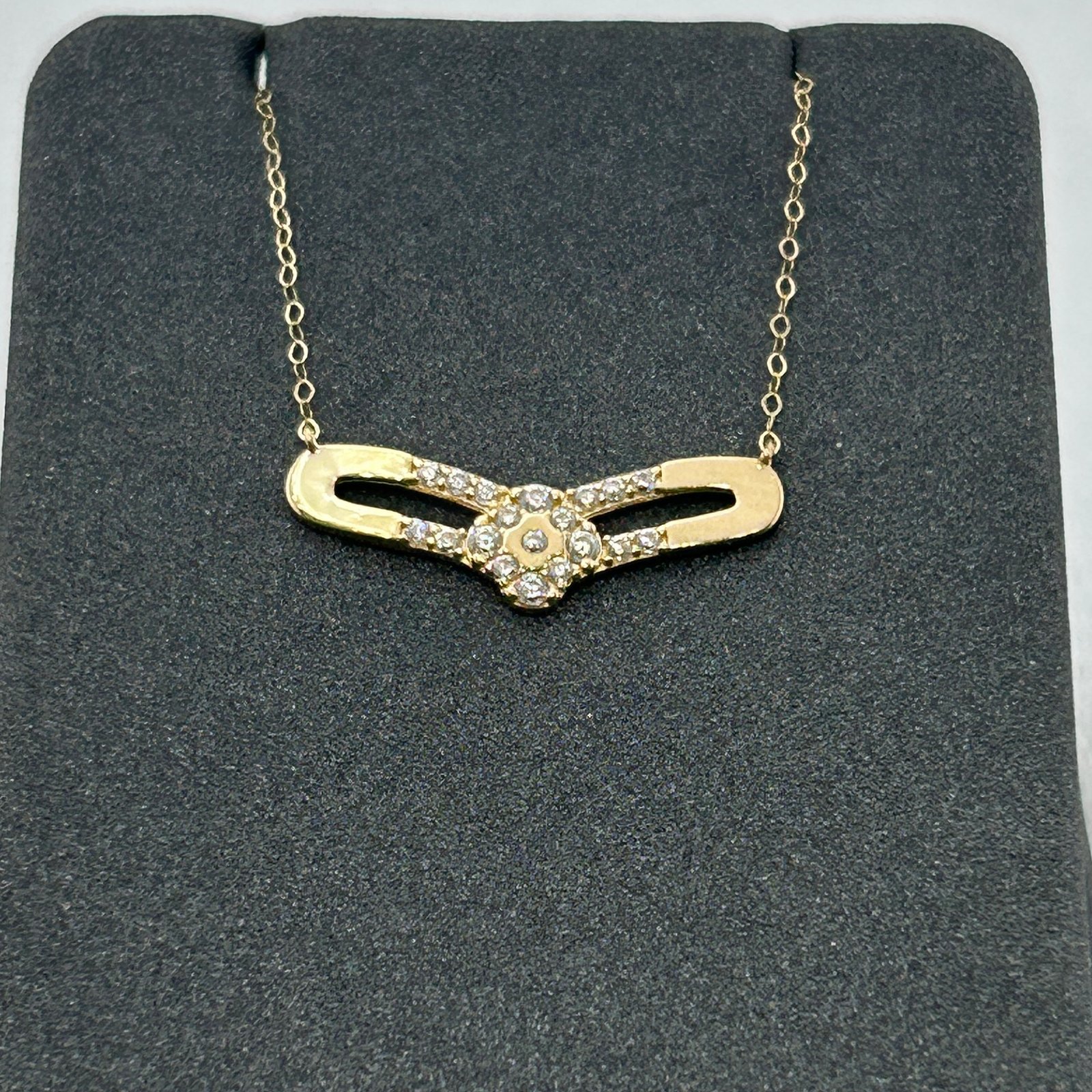 تعليقة ذهب عيار 18 بتصميم عقد مرصع وفص زهري من جولدانا