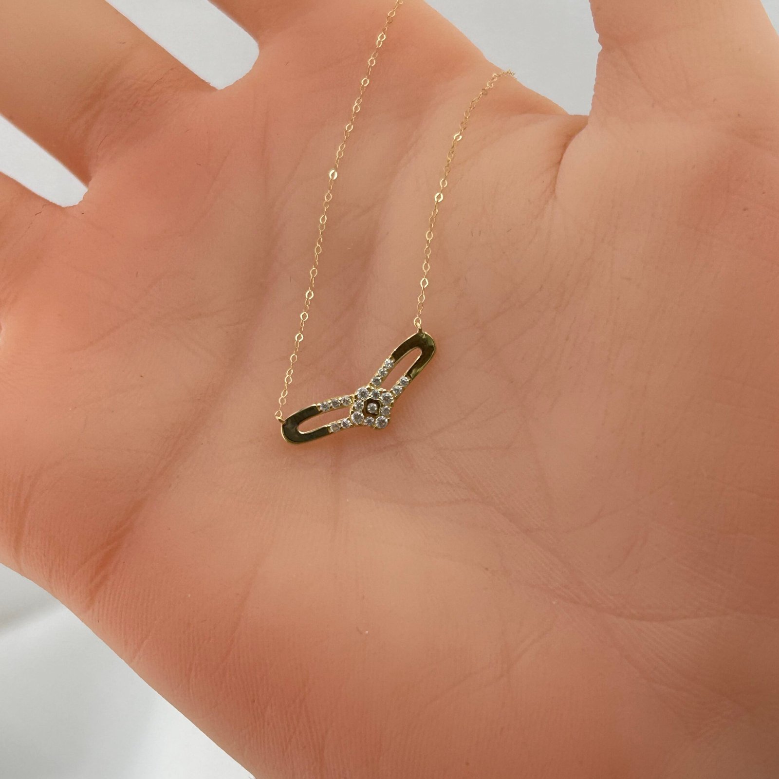 IMG_2785 تعليقة ذهب عيار 18 بتصميم عقد مرصع وفص زهري من جولدانا