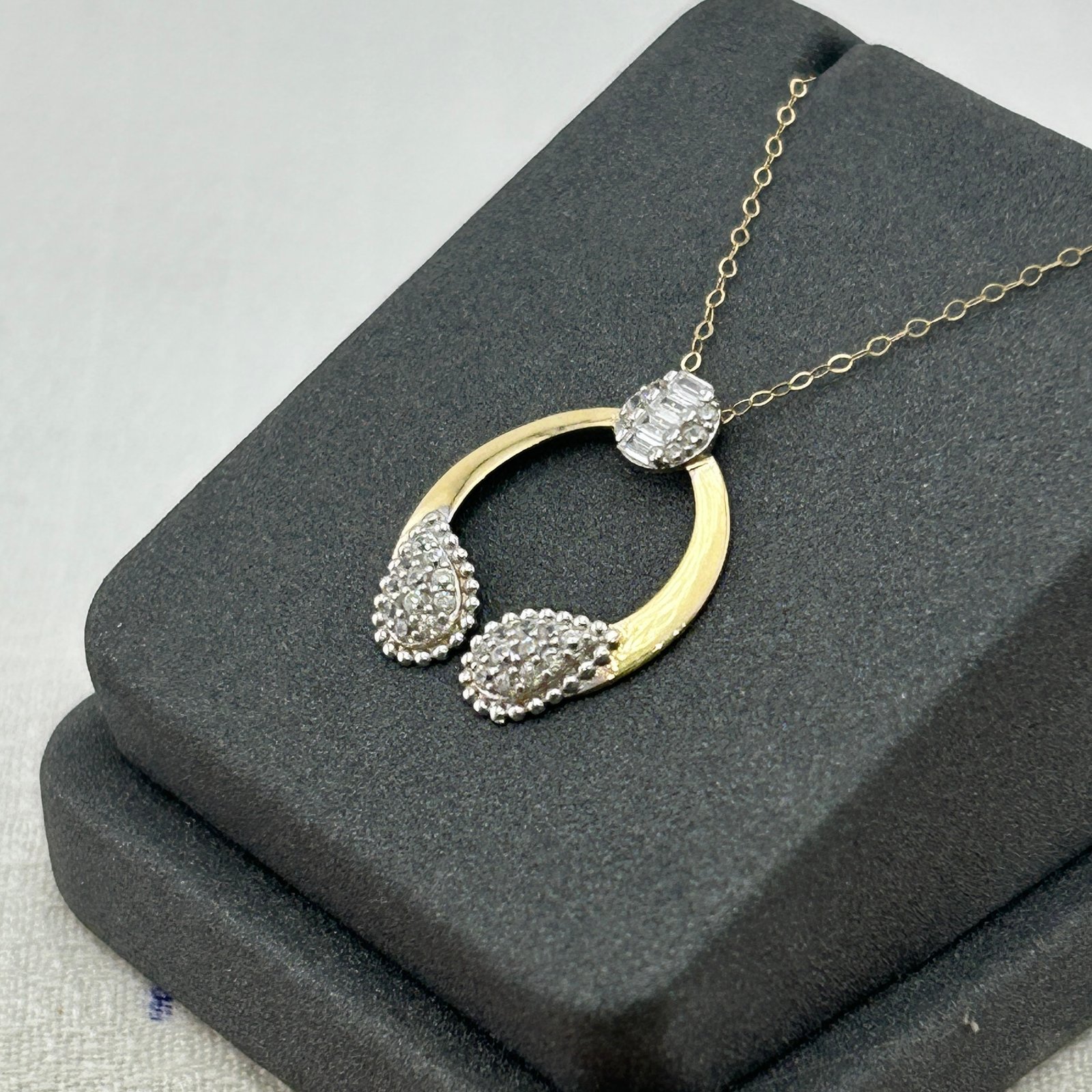 IMG_2788 تعليقة ذهب عيار 18 بحلقات مفتوحة مرصعة بفصوص من جولدانا