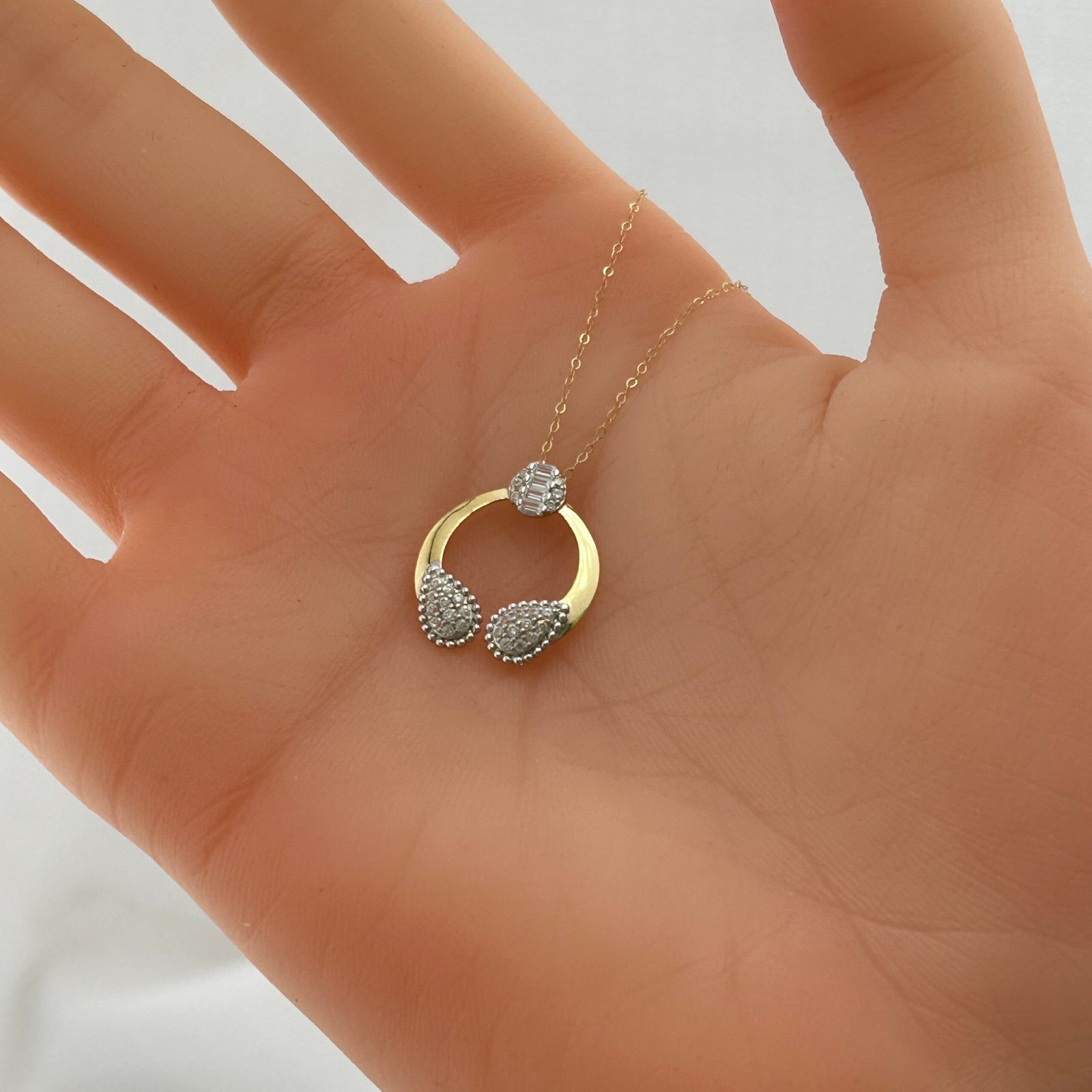 IMG_2789 تعليقة ذهب عيار 18 بحلقات مفتوحة مرصعة بفصوص من جولدانا