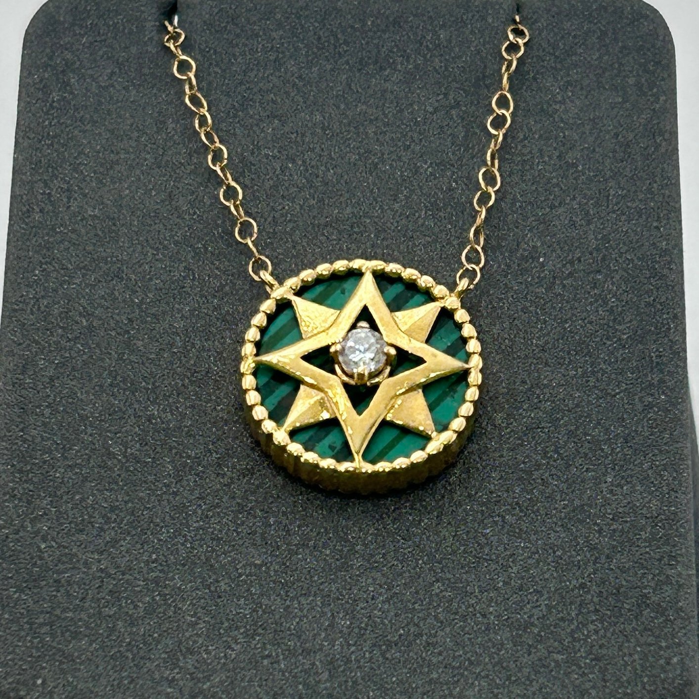 تعليقة ذهب عيار 18 بنجمة سداسية ولمسة خضراء مرصعة من جولدانا