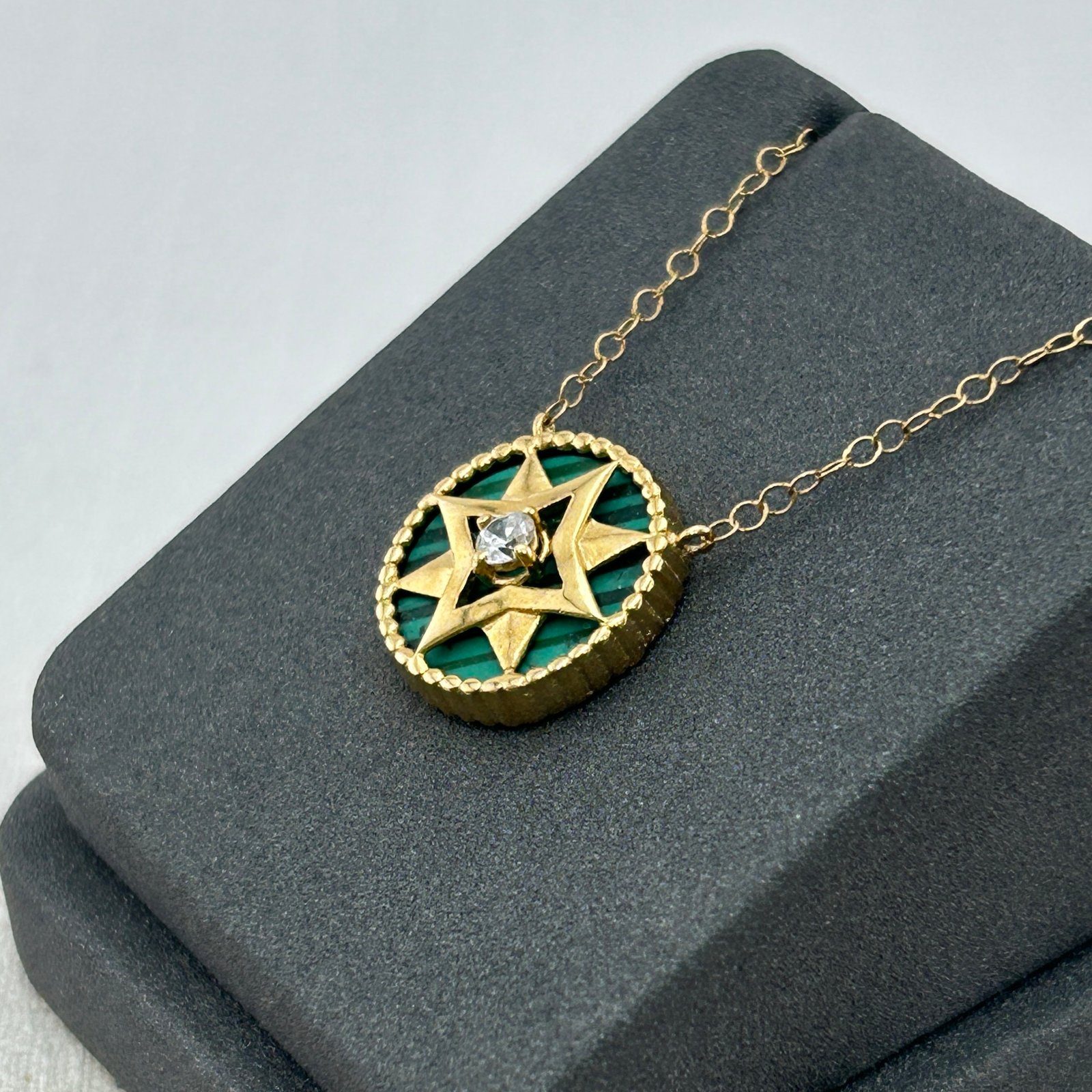 IMG_2792 تعليقة ذهب عيار 18 بنجمة سداسية ولمسة خضراء مرصعة من جولدانا