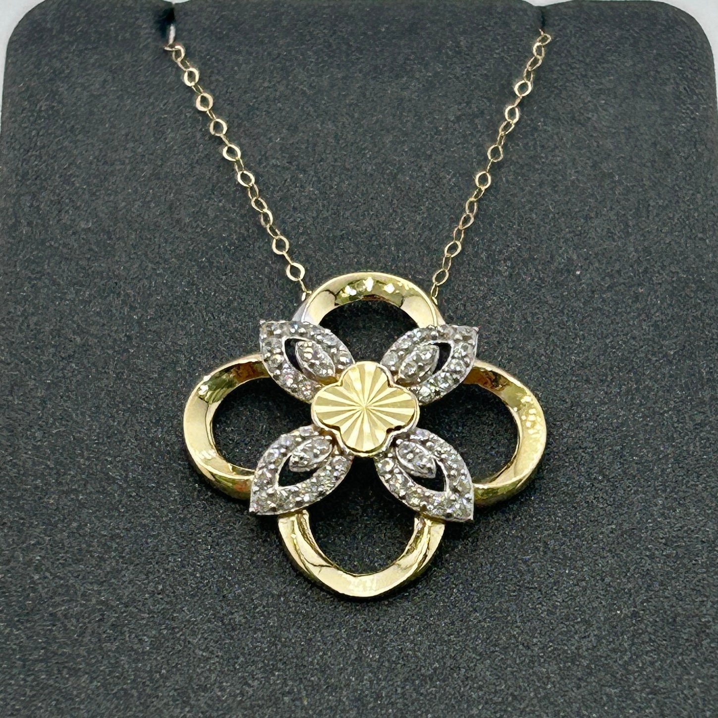 تعليقة ذهب عيار 18 بتصميم زهرة مرصعة بالكامل من جولدانا