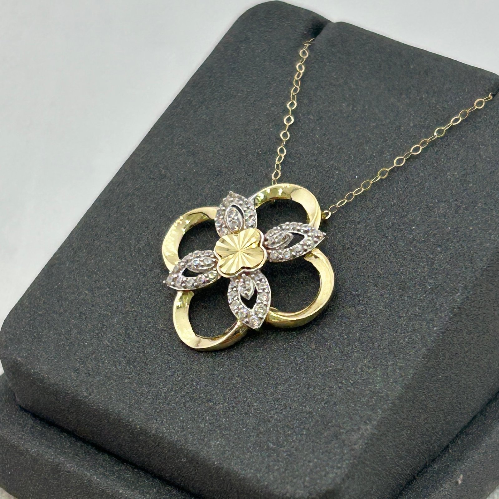 IMG_2796 تعليقة ذهب عيار 18 بتصميم زهرة مرصعة بالكامل من جولدانا