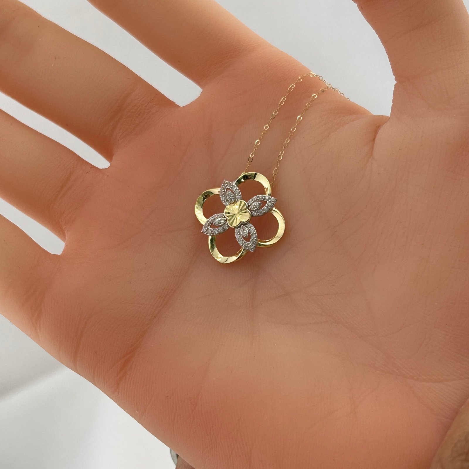 IMG_2797 تعليقة ذهب عيار 18 بتصميم زهرة مرصعة بالكامل من جولدانا
