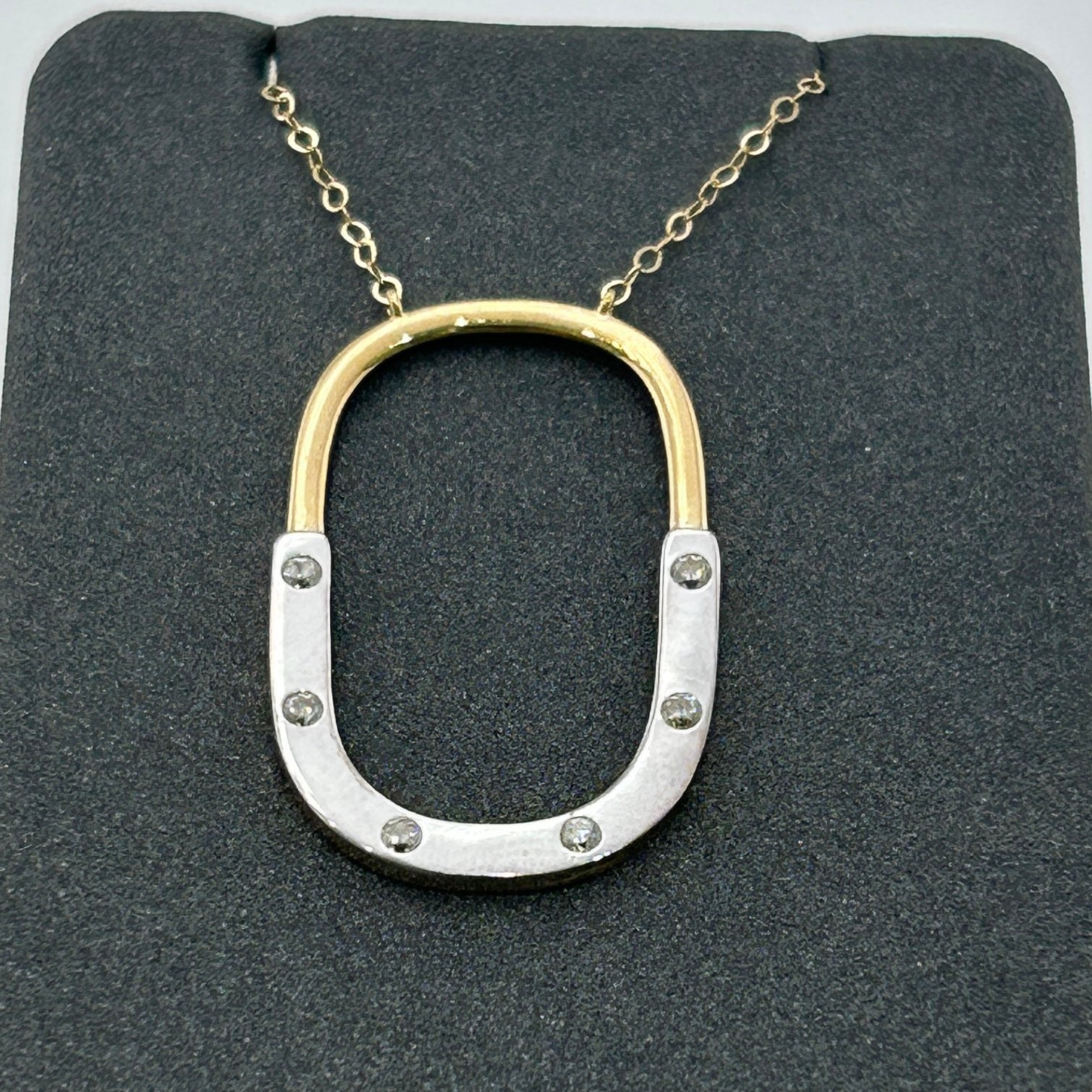 تعليقة ذهب عيار 18 بتصميم بيضاوي بلونين أنيقين من جولدانا