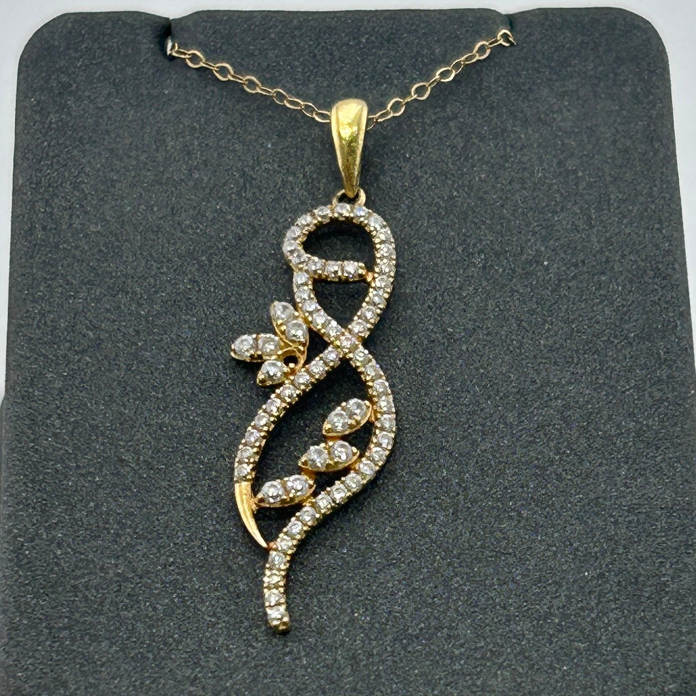 تعليقة ذهب عيار 18 بتصميم لولبي مرصع بالكامل من جولدانا