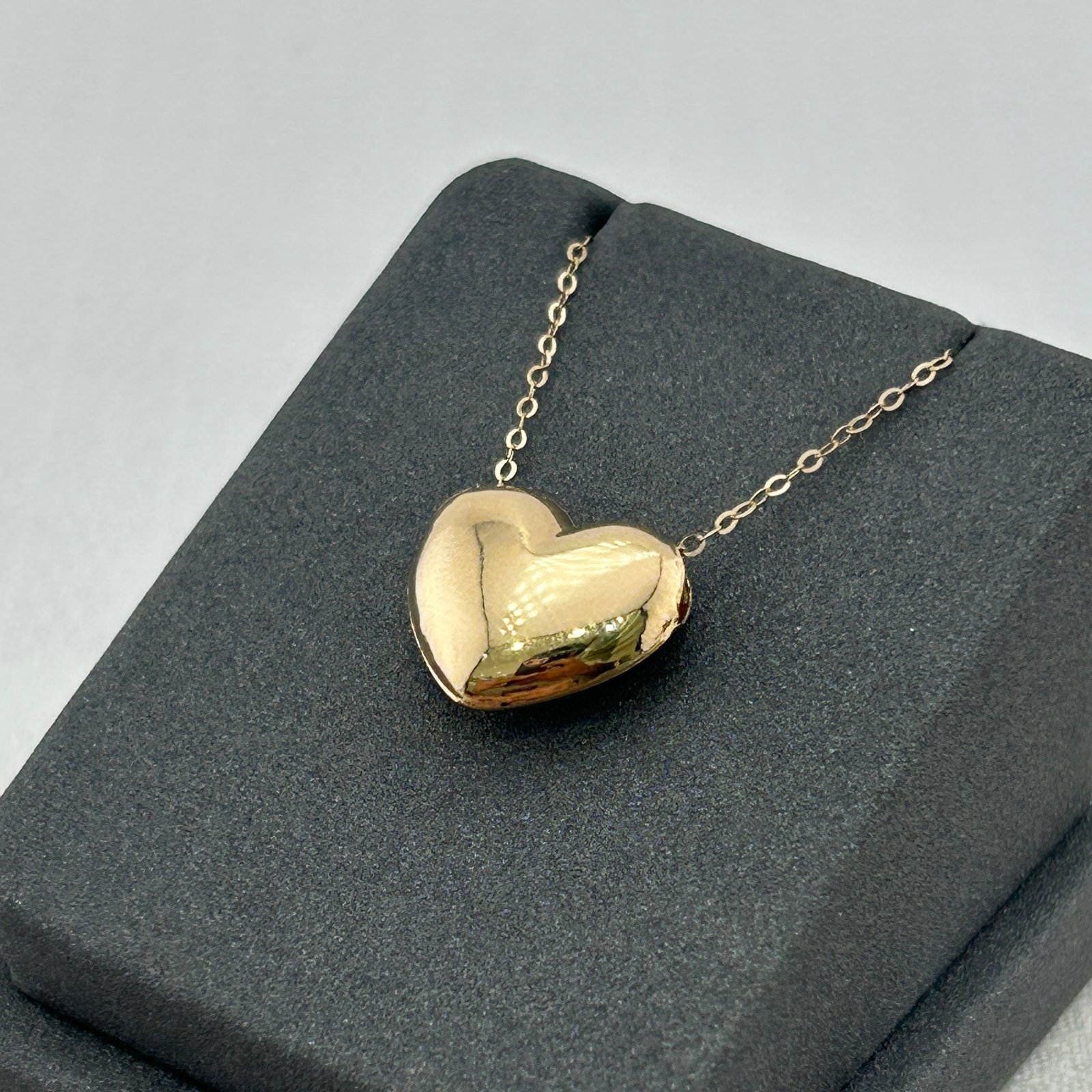 IMG_2808 تعليقة ذهب عيار 18 بتصميم قلب لامع كلاسيكي من جولدانا