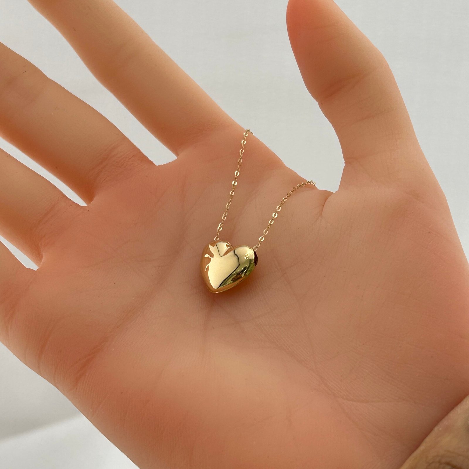 IMG_2809 تعليقة ذهب عيار 18 بتصميم قلب لامع كلاسيكي من جولدانا