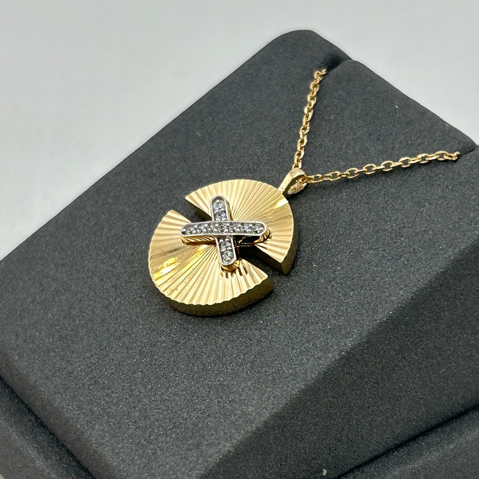 IMG_2816 تعليقة ذهب عيار 18 بتصميم دائري مشطوف مع حرف X لامع من جولدانا