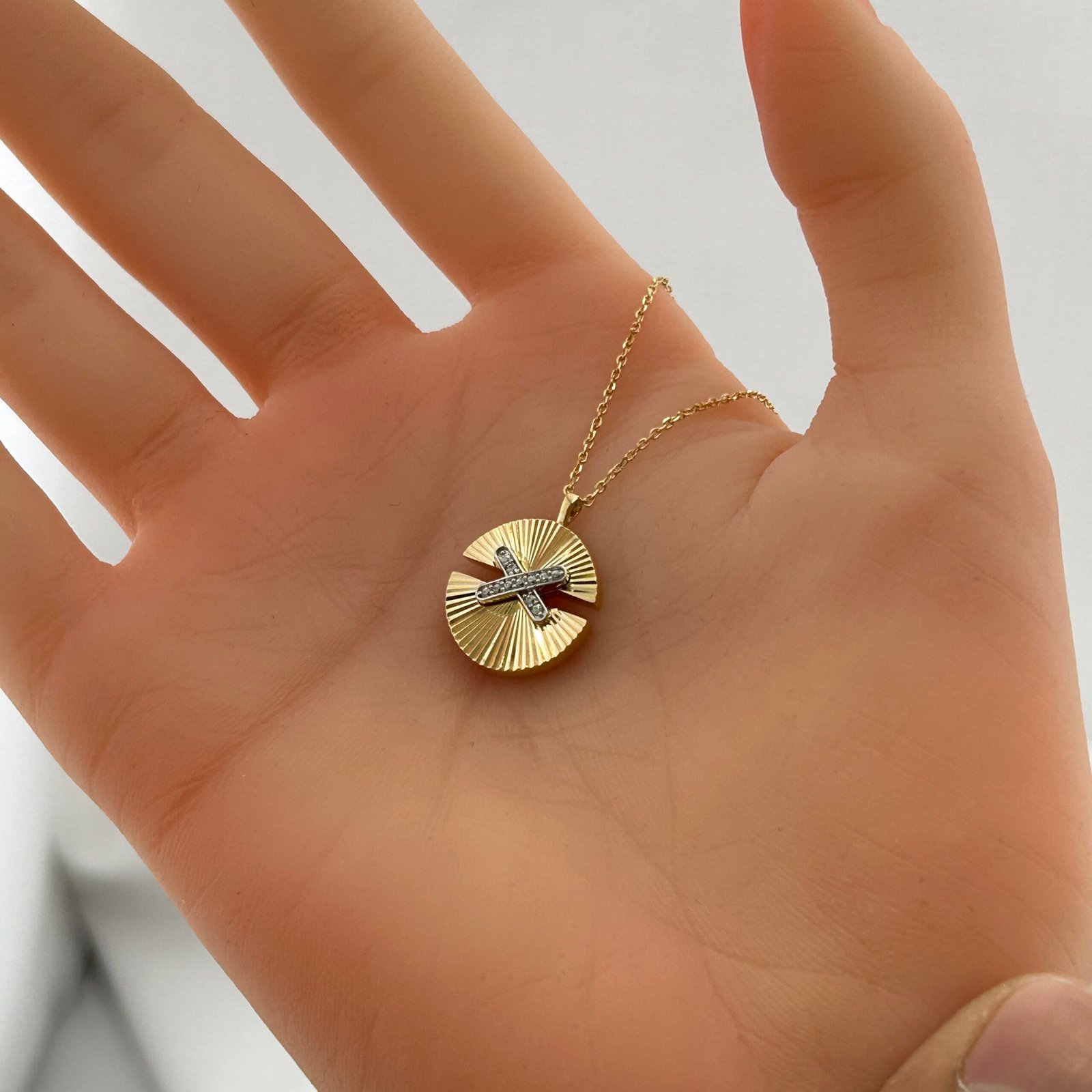 IMG_2817 تعليقة ذهب عيار 18 بتصميم دائري مشطوف مع حرف X لامع من جولدانا