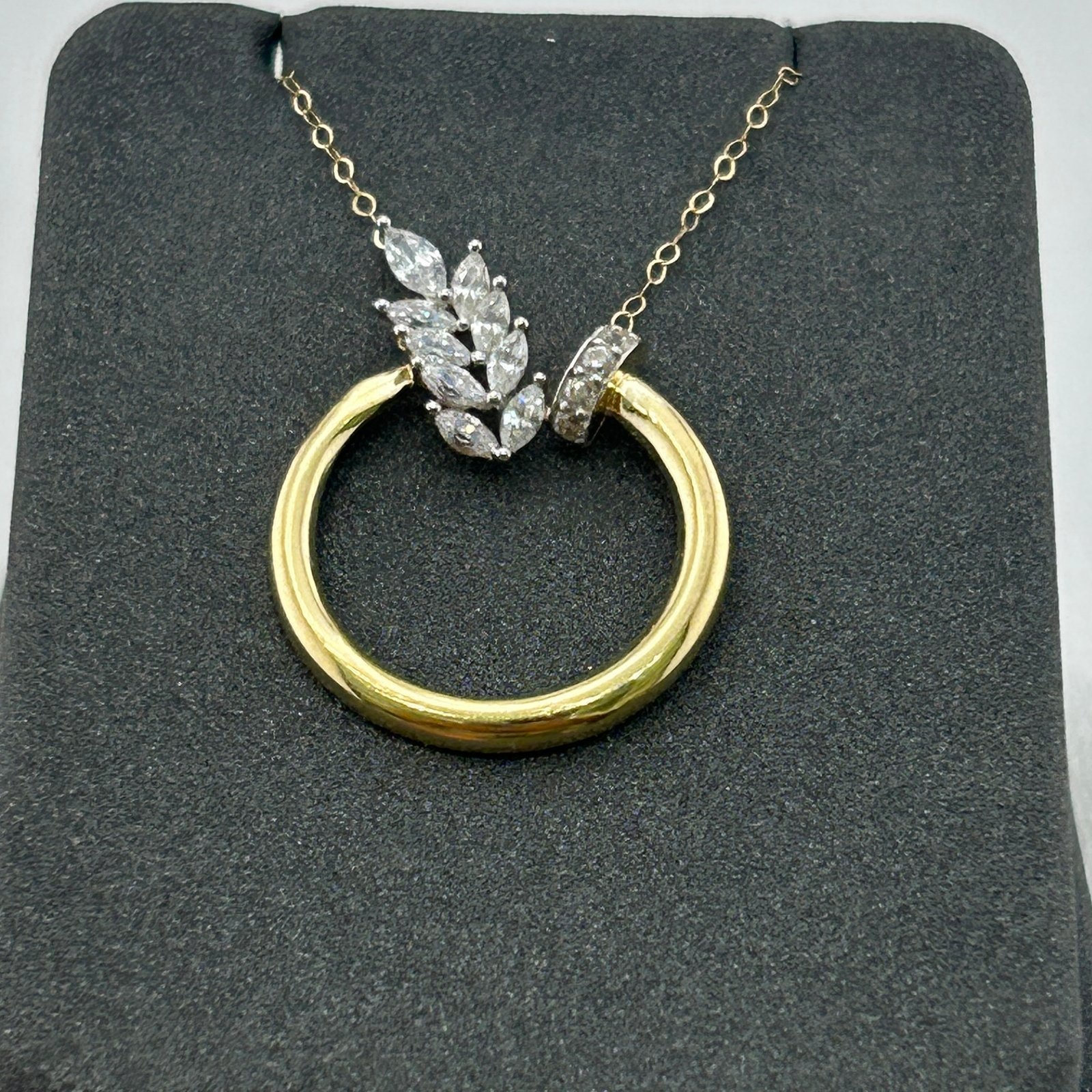 تعليقة ذهب سلسله عيار 18 بتصميم دائرة متوجة بفصوص تصميم الماس