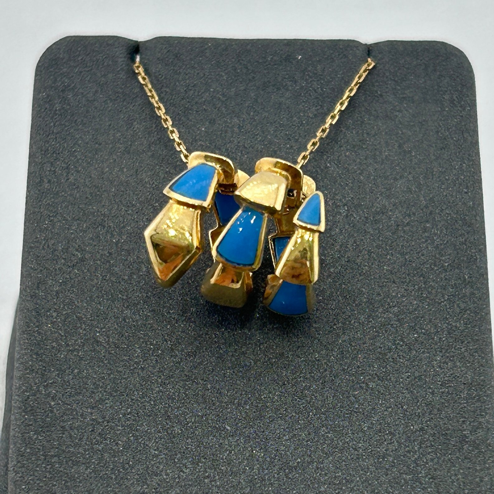 تعليقة ذهب عيار 18 بتصميم تجريدي أزرق ولمسات مينا فاخرة من جولدانا