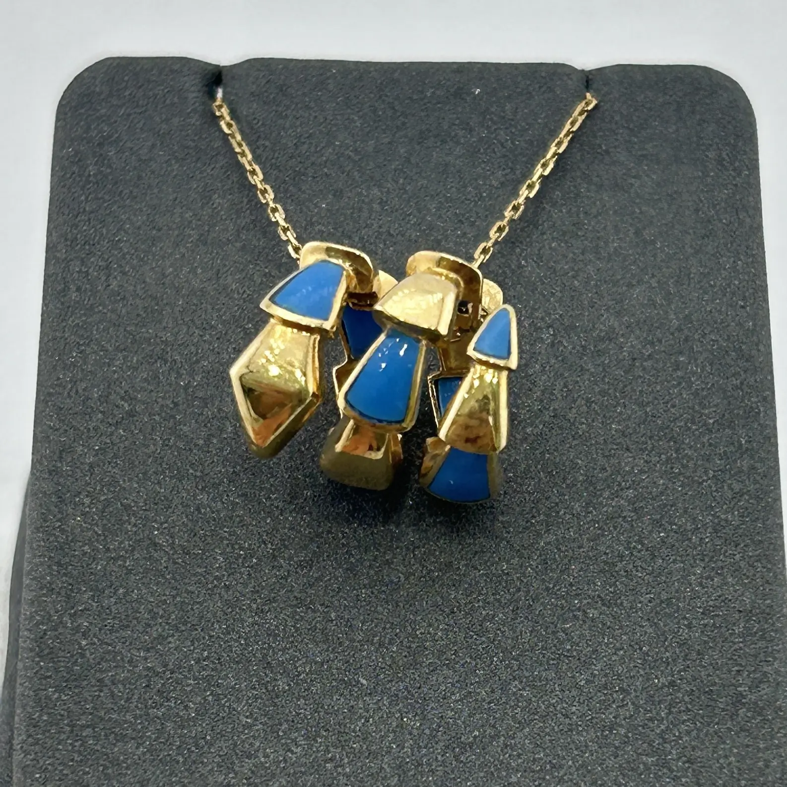 تعليقة ذهب عيار 18 بتصميم تجريدي أزرق ولمسات مينا فاخرة من جولدانا