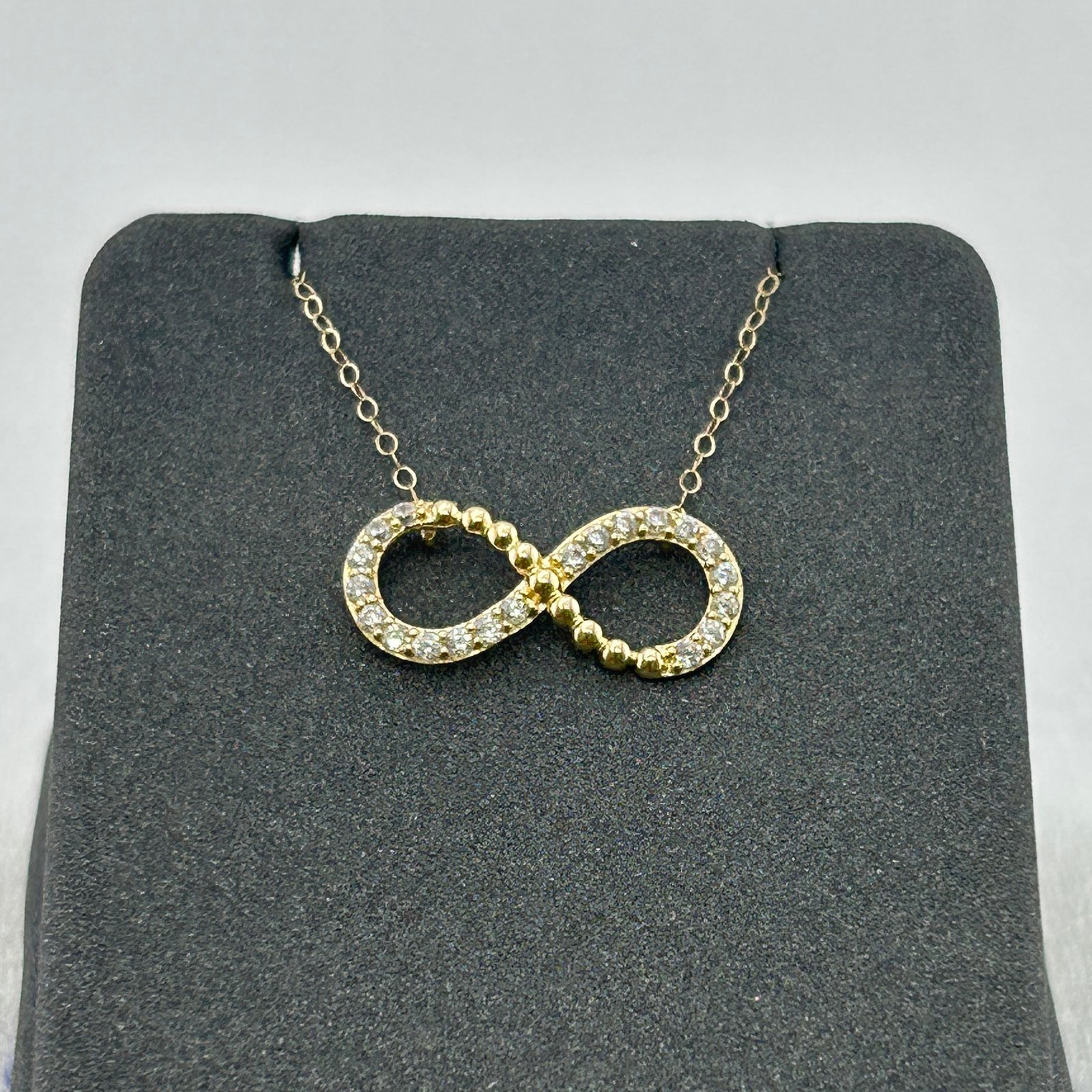 تعليقة ذهب عيار 18 بشكل رمز اللانهاية مرصعة بفصوص براقة من جولدانا