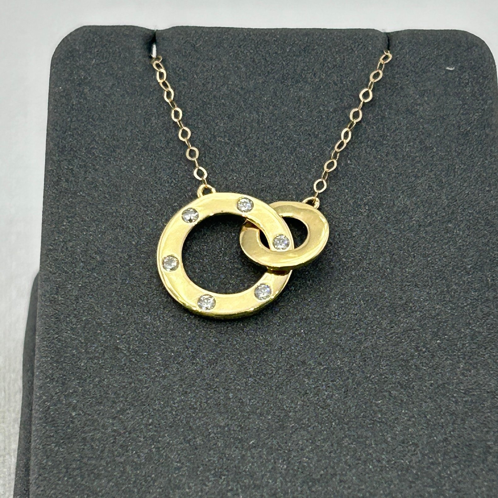 تعليقة ذهب عيار 18 بدائرتين متداخلتين مرصعة على سلسلة ناعمة