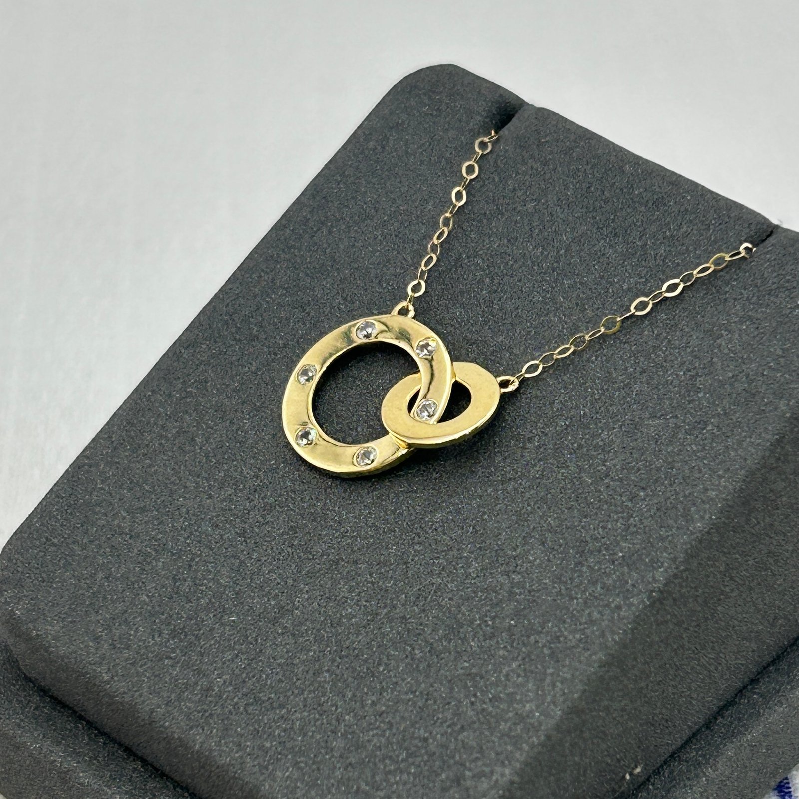 IMG_2831 تعليقة ذهب عيار 18 بدائرتين متداخلتين مرصعة على سلسلة ناعمة